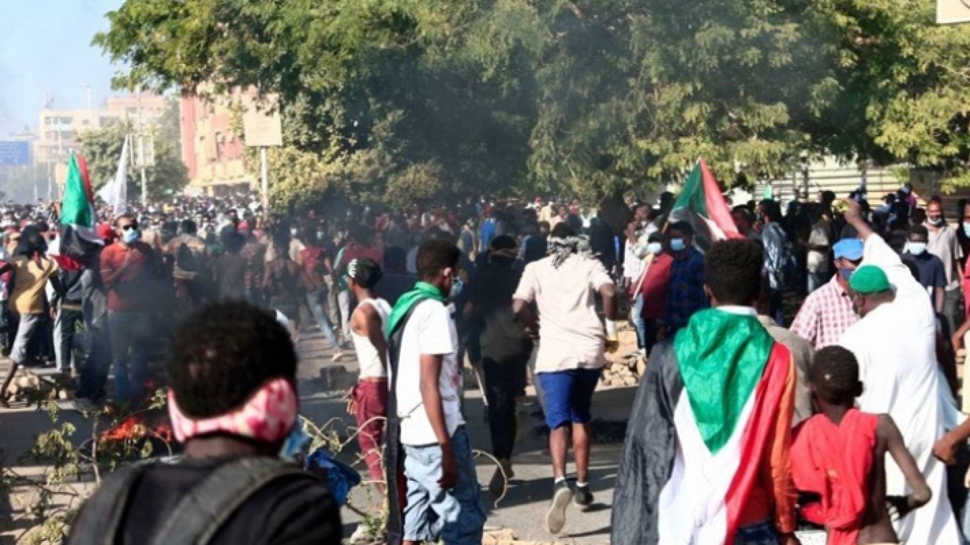 تفريق تظاهرات ضد الانقلاب بالغاز المسيل للدموع في السودان