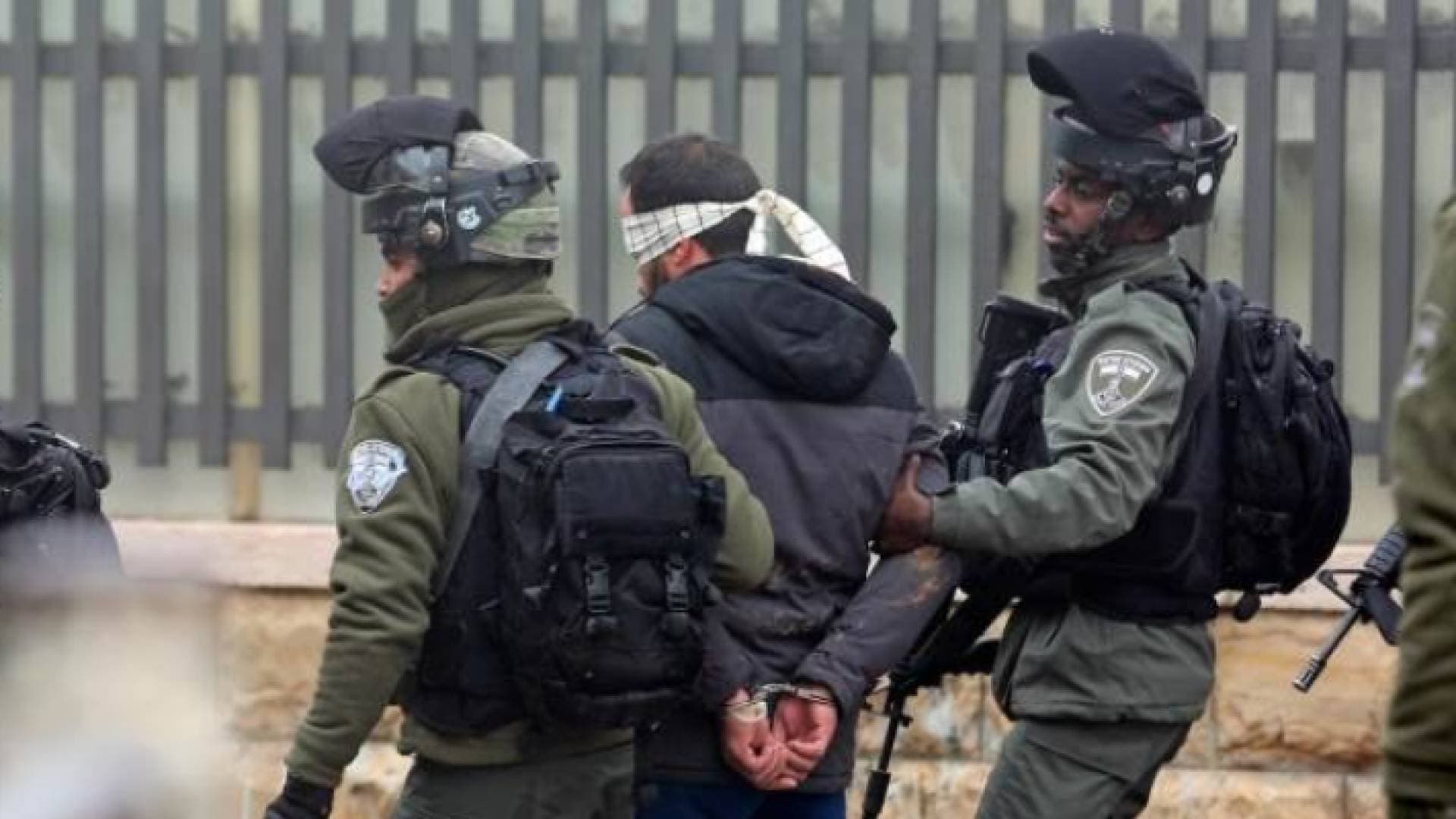 الاحتلال يعتقل ١١ فلسطينيا بالضفة والقدس المحتلة
