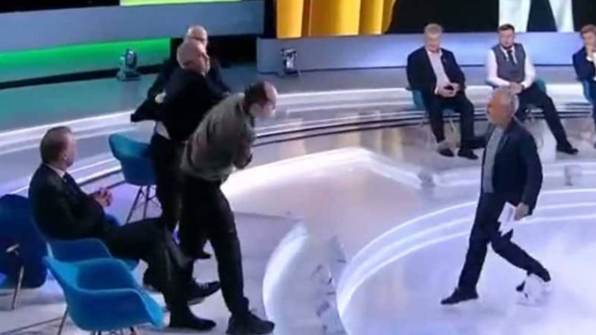 بالفيديو.. صحفي أوكراني يلكم سياسيا مواليا لروسيا على الهواء مباشرة