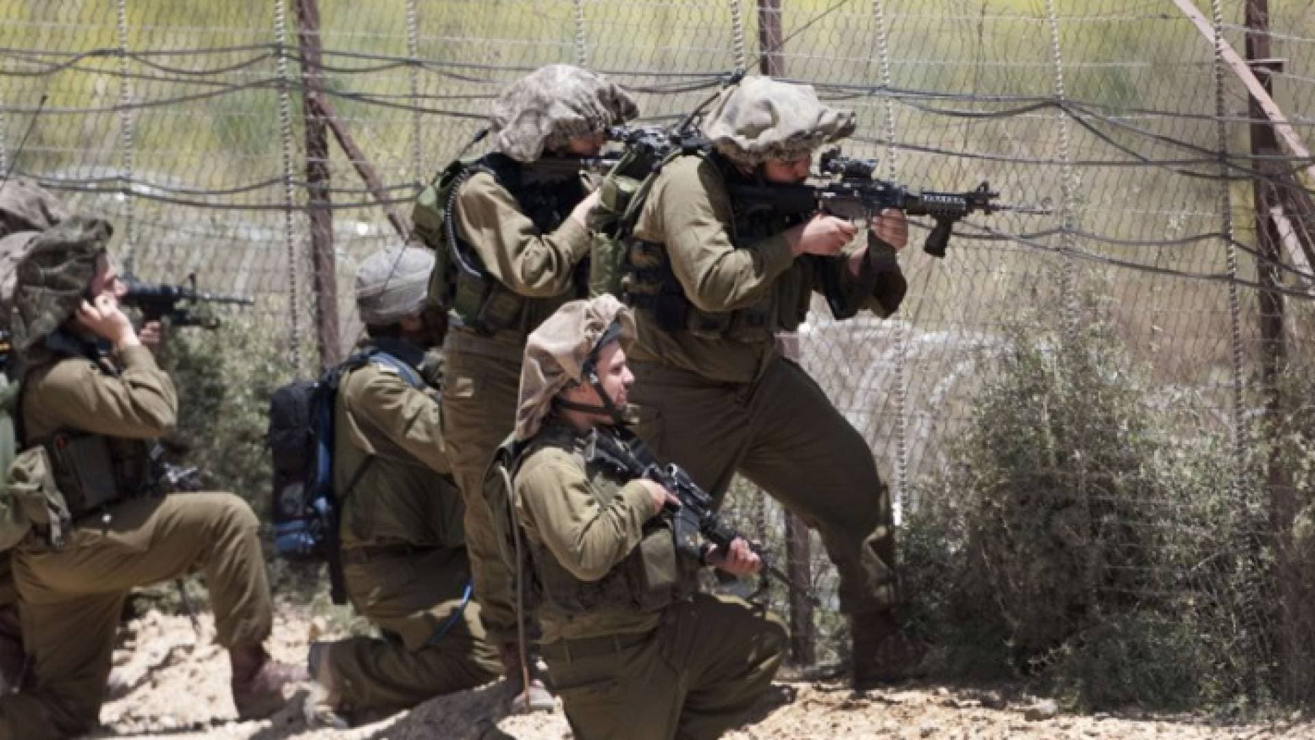 الاحتلال يطلق النار والغاز تجاه فلسطينيين في خان يونس