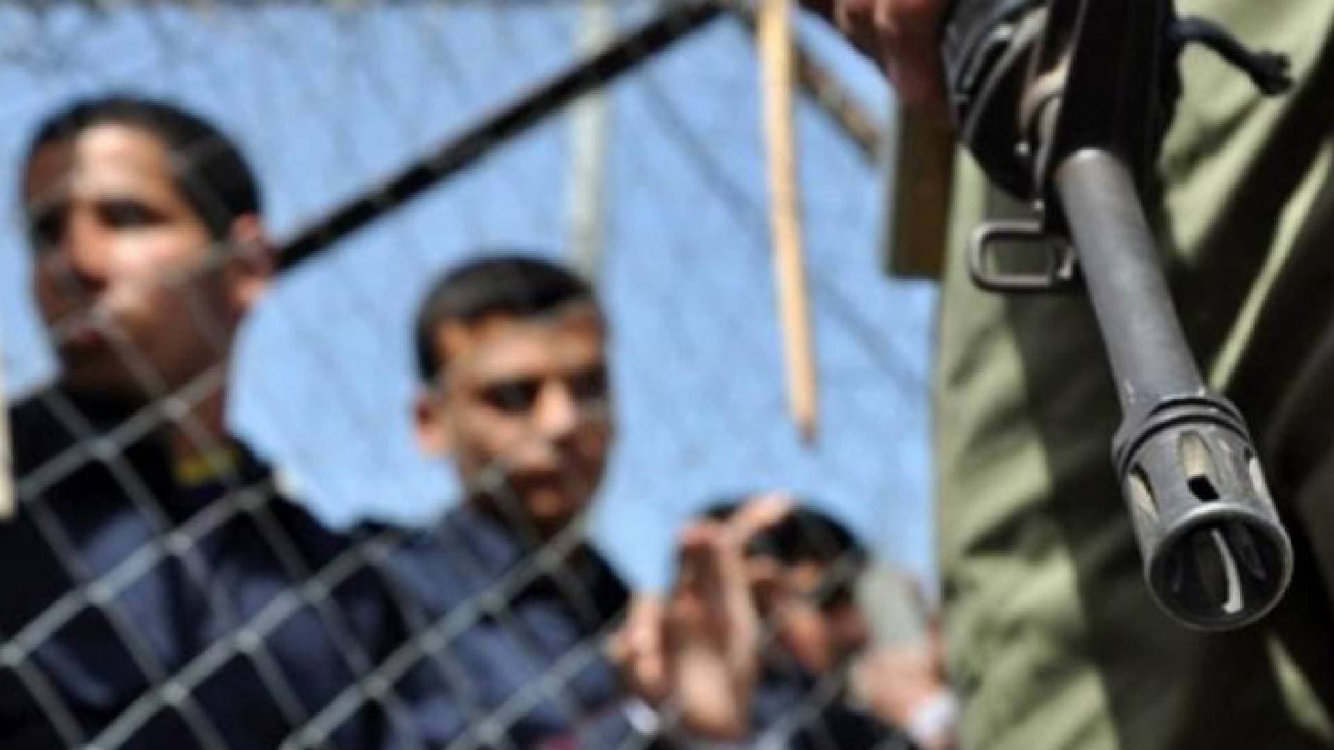 الاحتلال يفرض عقوبات جماعية على أسرى "عوفر"