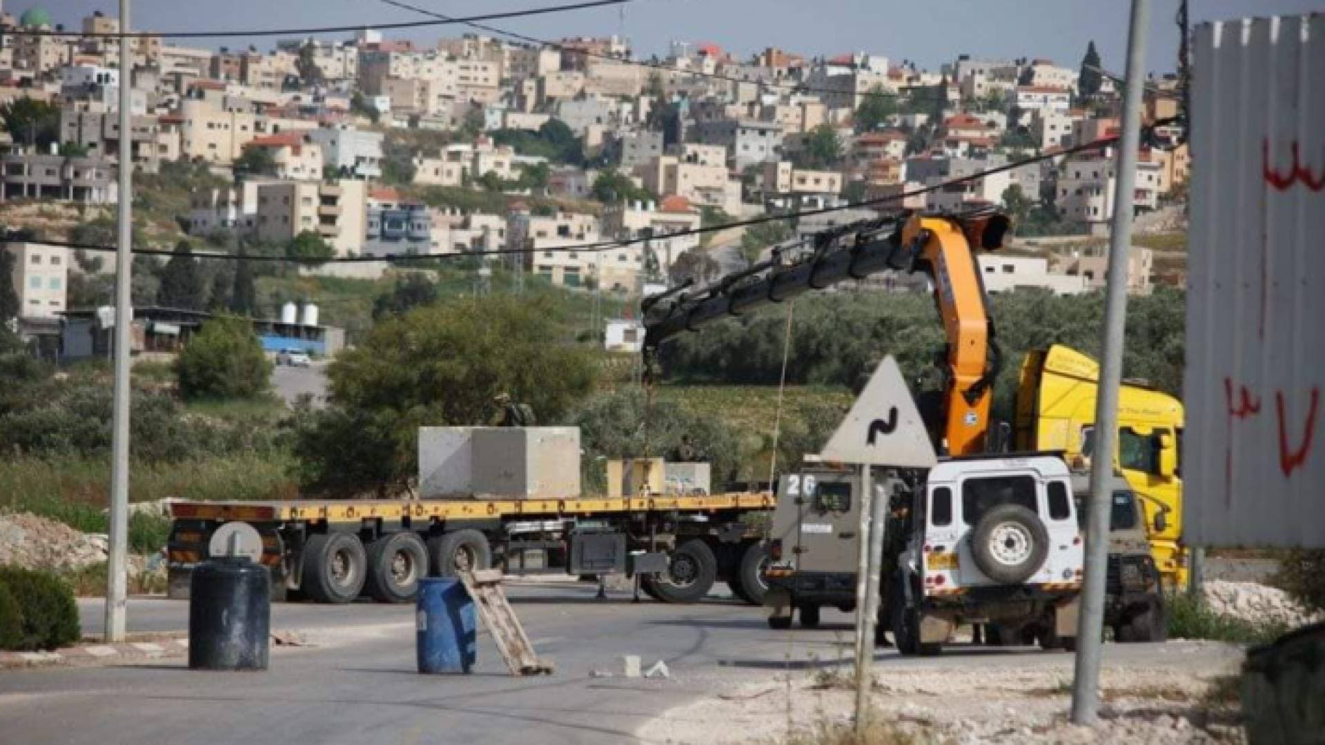 جنين.. الاحتلال يغلق طريقا رئيسة في "الجلمة"