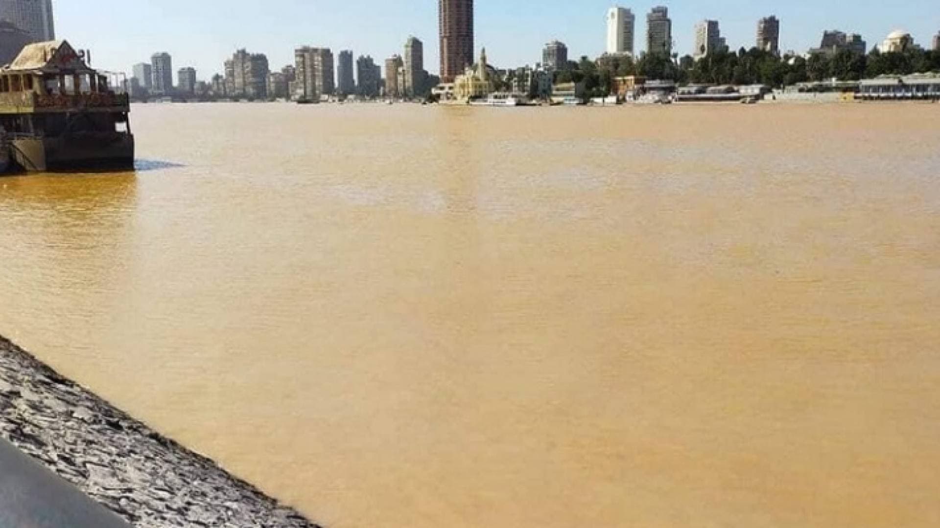 تغير مفاجئ في لون مياه النيل يثير الذعر والحكومة المصرية توضح