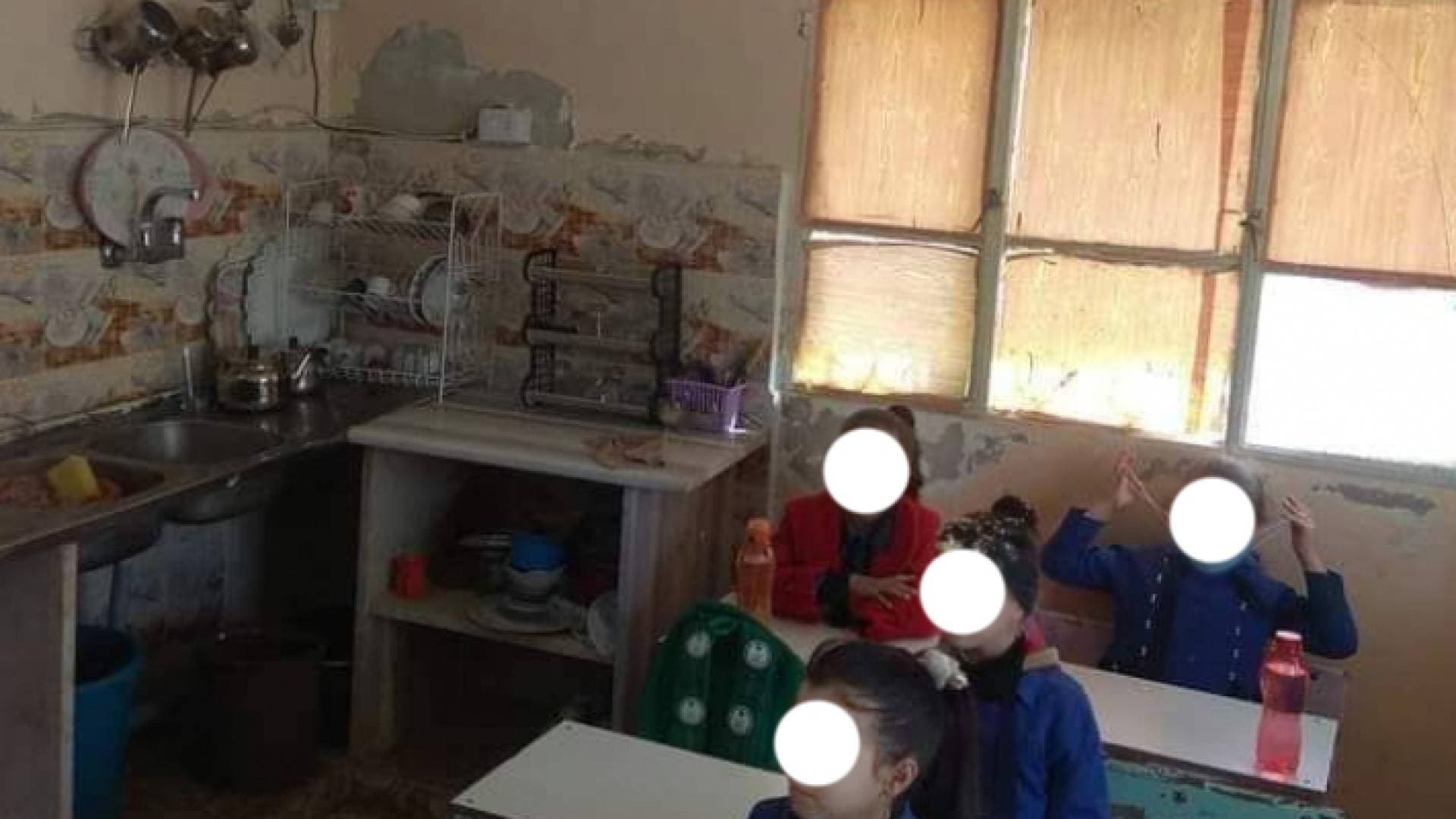 المفرق.. طلبة يتلقون تعليمهم في "المطبخ" والتربية توضح