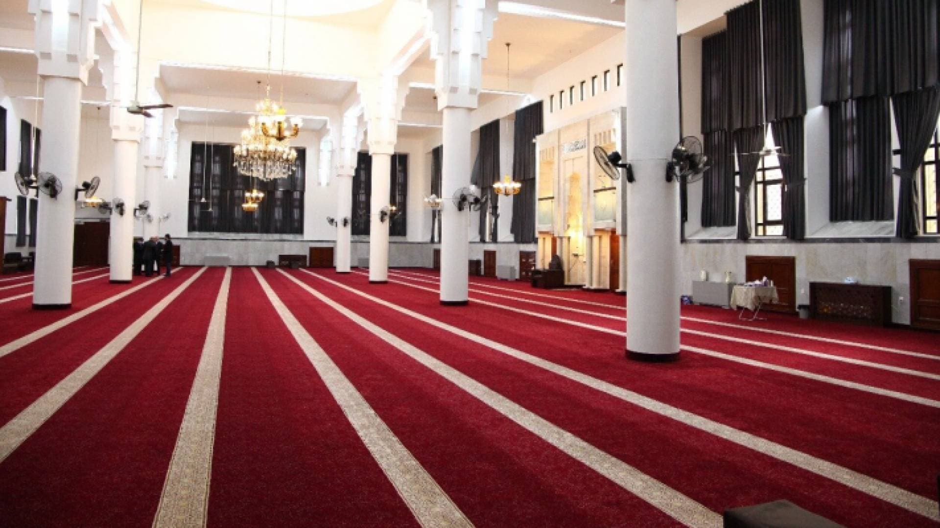 بدء العمل بتجديد فرش مسجد قبة الصخرة والمسجد القبلي في المسجد الأقصى على نفقة الملك الخاصة
