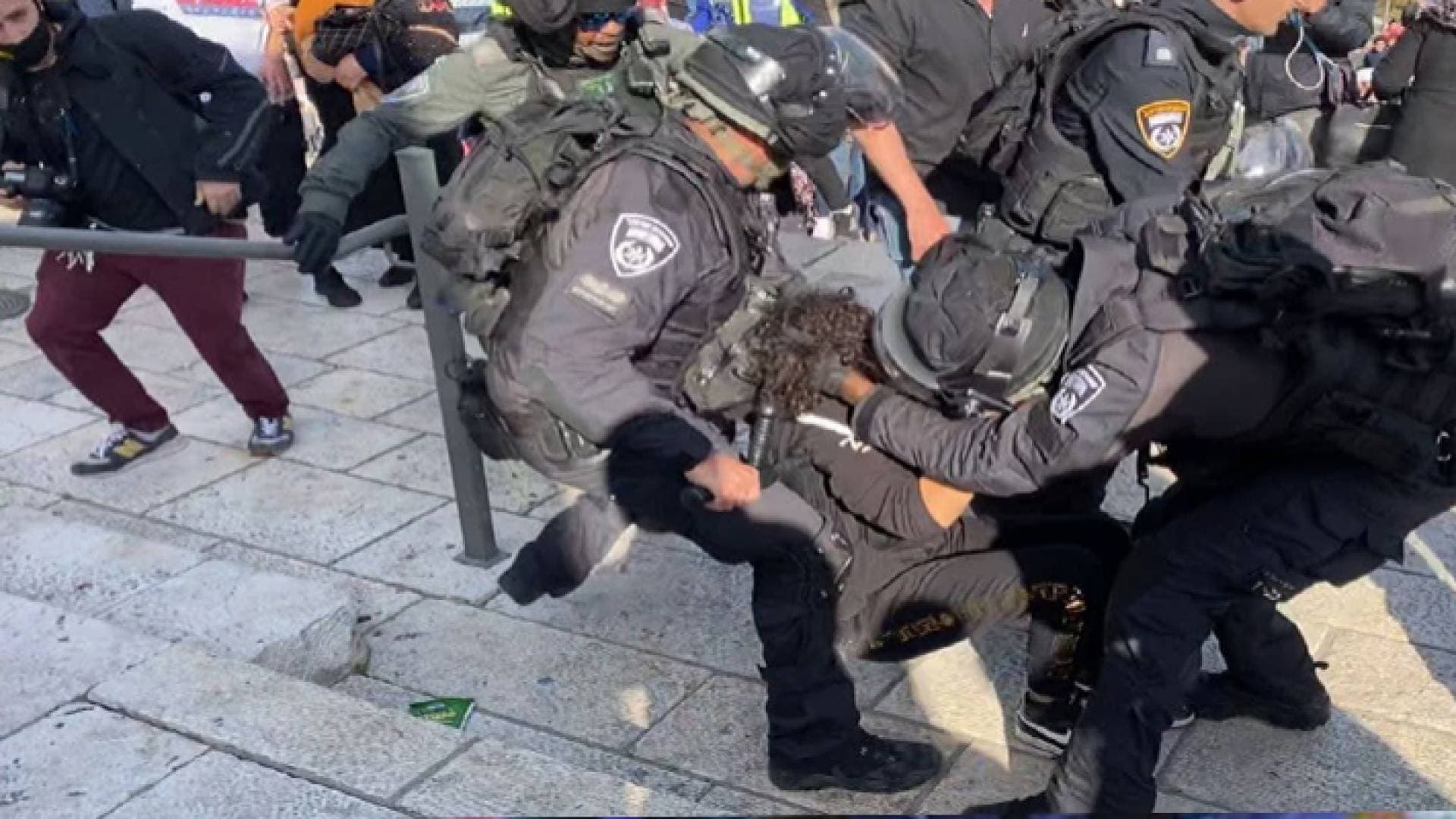 الاحتلال الإسرائيلي يعتدي بوحشية على فتاة فلسطينية عند باب العامود - فيديو
