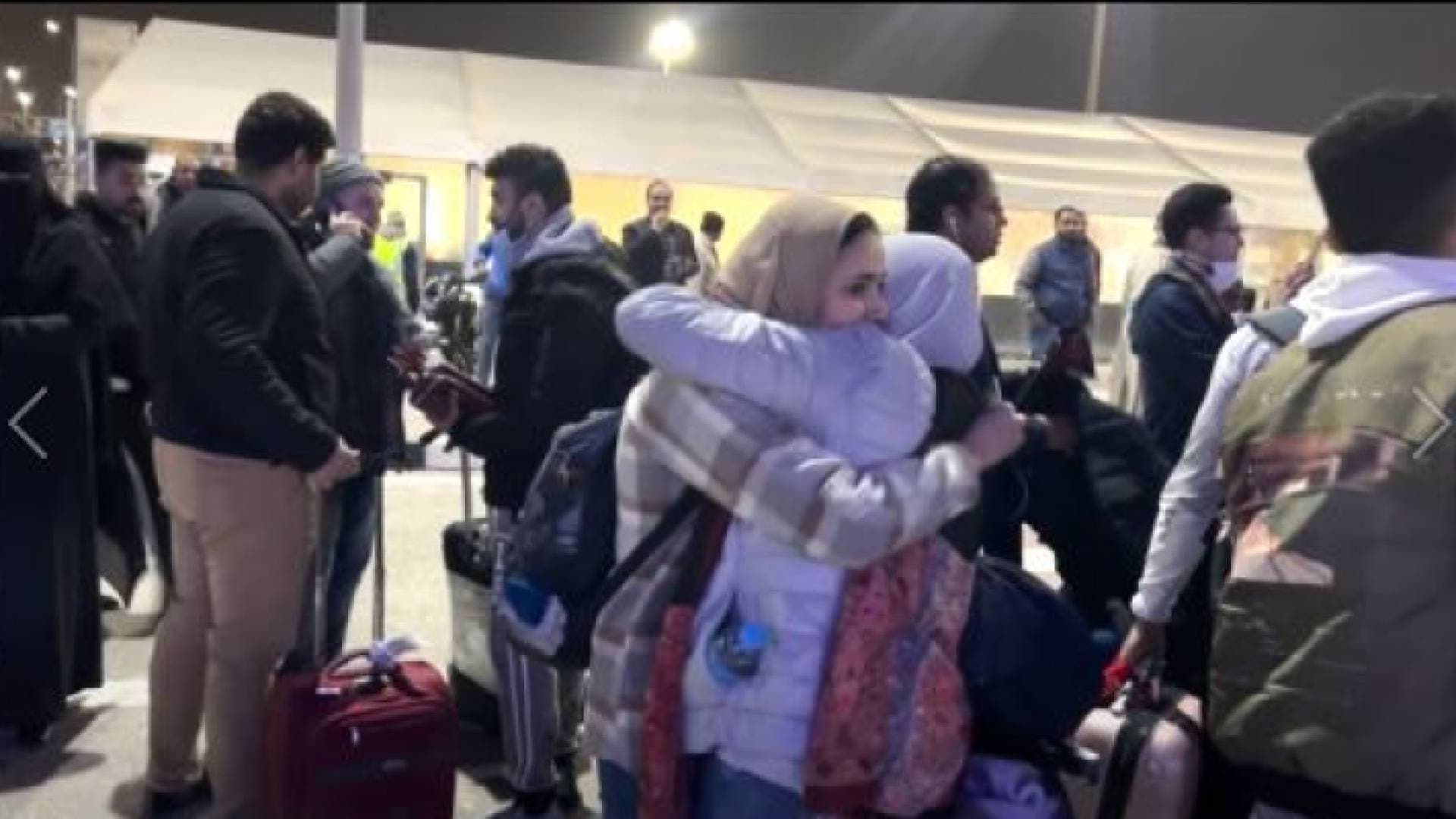وصول ١٨١ طالبا مصريا عائدا من أوكرانيا إلى مطار القاهرة - فيديو