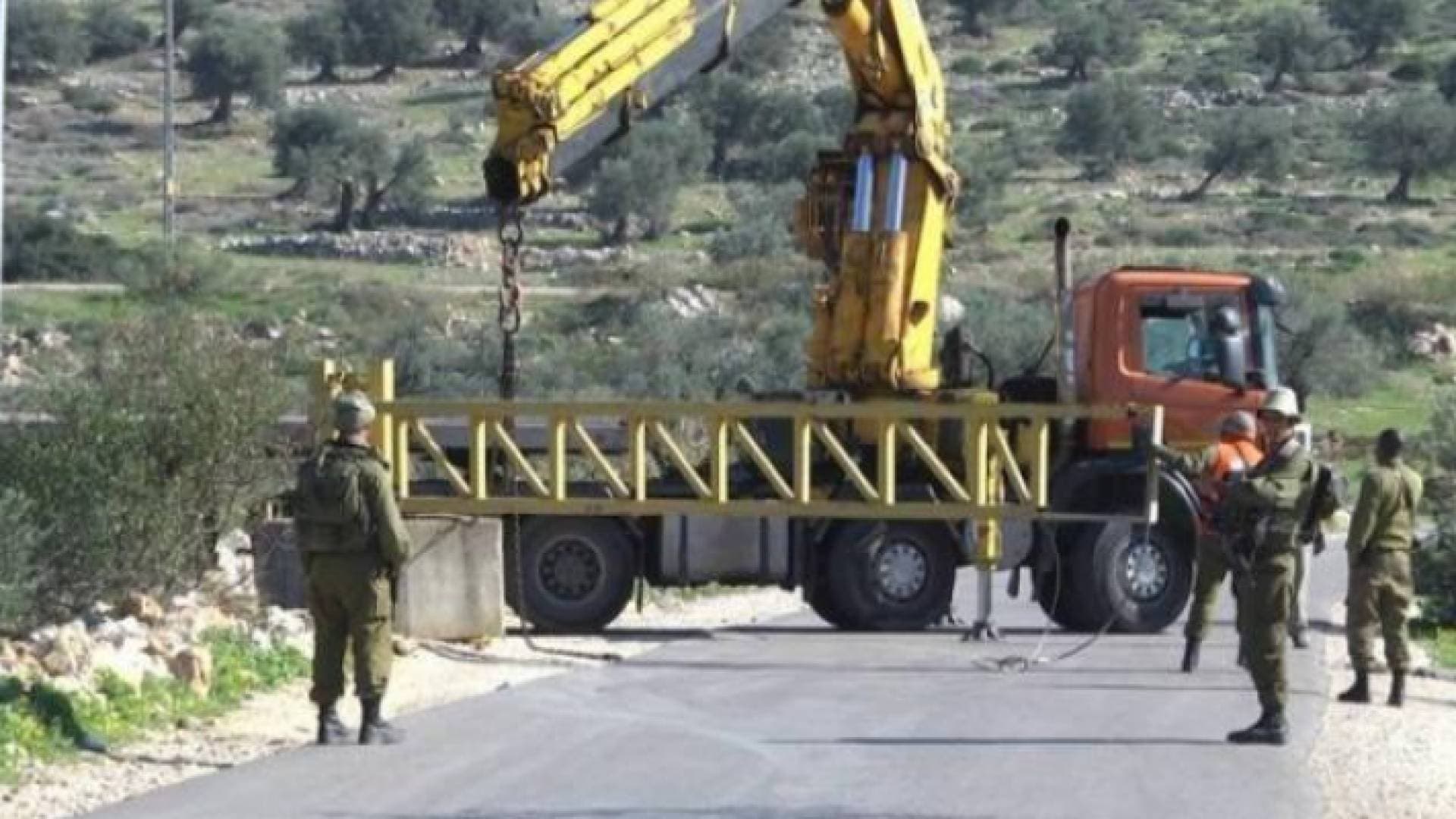 الاحتلال يغلق مدخل بلدة حزما الرئيسي في القدس