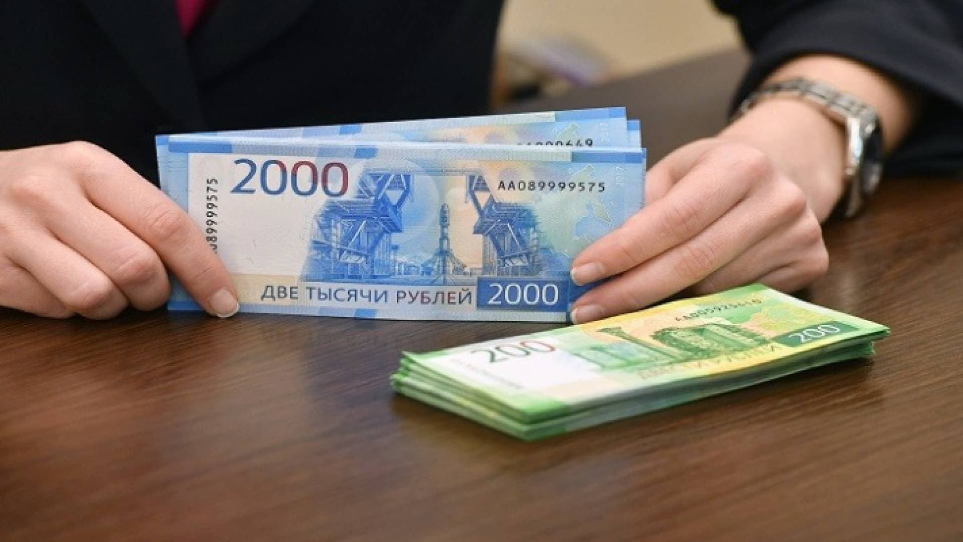 الروبل الروسي يهبط لمستويات قياسية جديدة