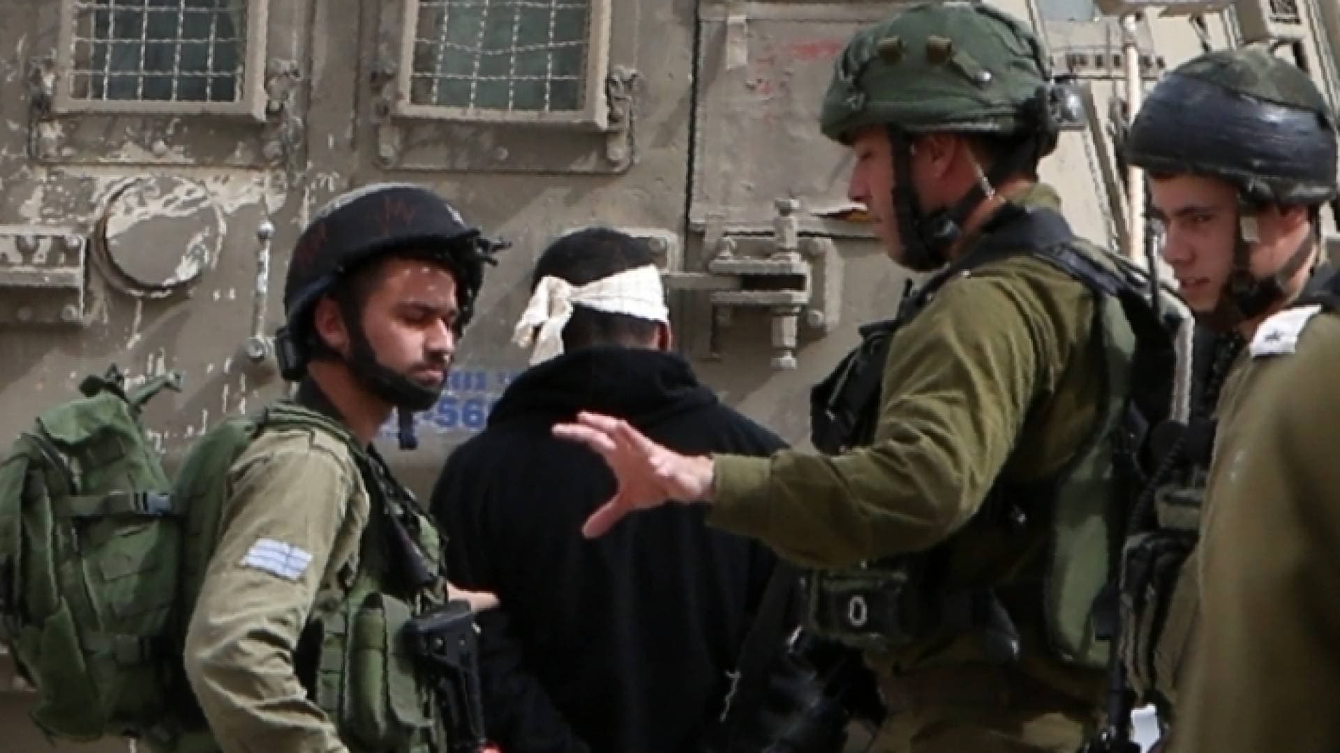 الاحتلال يعتقل فلسطينيين اثنين على حاجز عسكري في نابلس