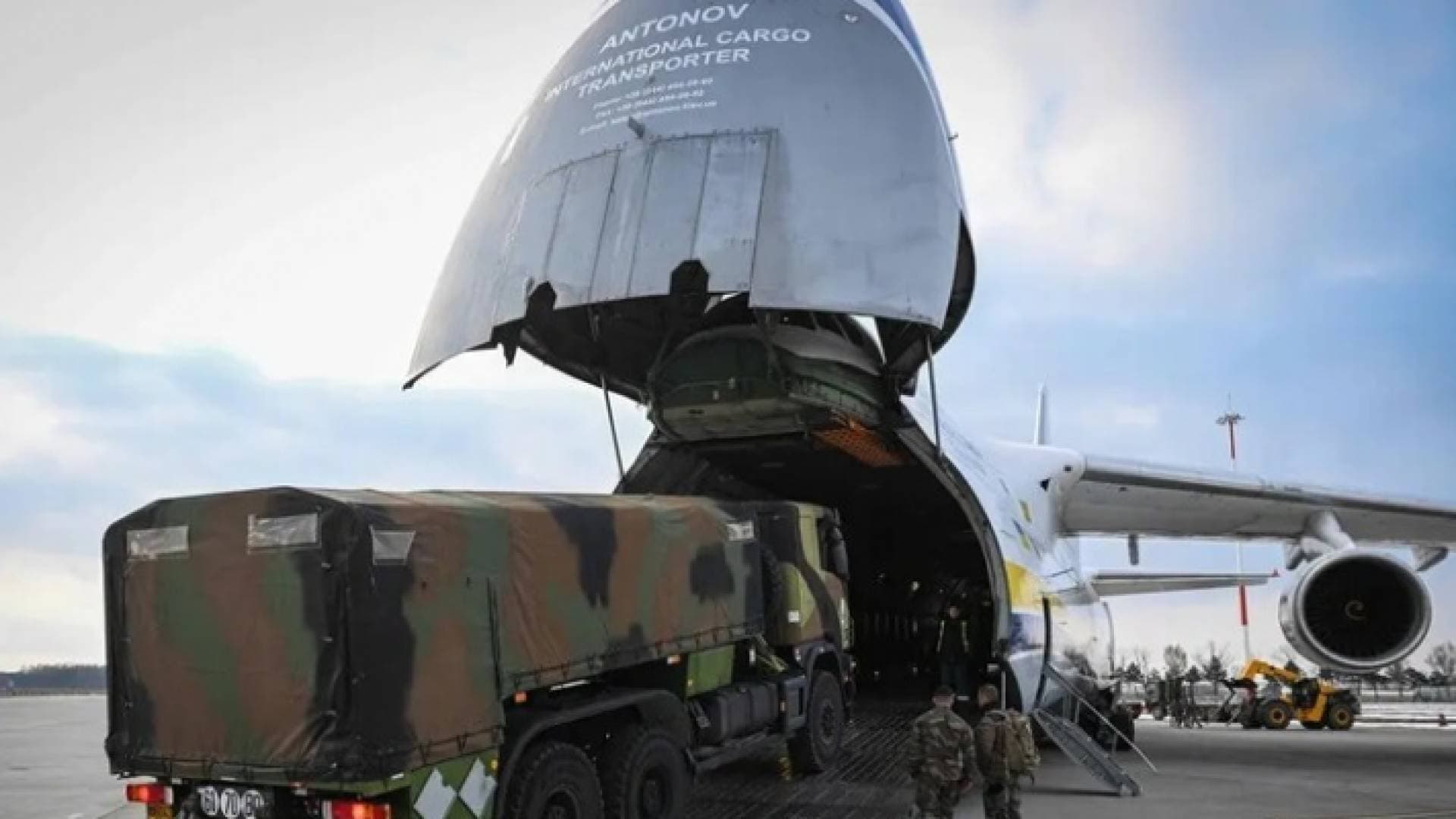 صحيفة أمريكية: أمريكا قدمت لأوكرانيا ١٧ ألف سلاح مضاد للدبابات في ٦ أيام