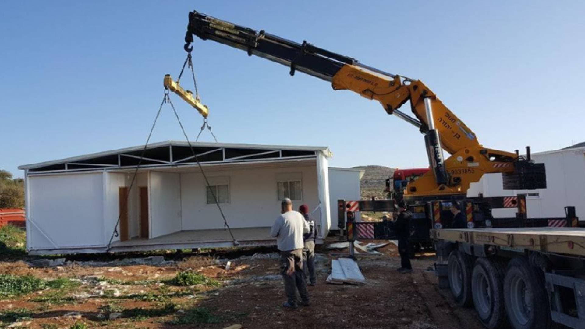 مستوطنون ينصبون منزلا متنقلا وخيمة في أراضي غرب بيت لحم