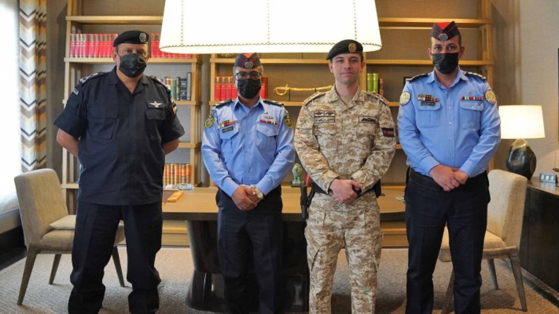 ولي العهد يكرم ضابطين من الأمن العام تعاملا مع العاصفة الرملية - صور