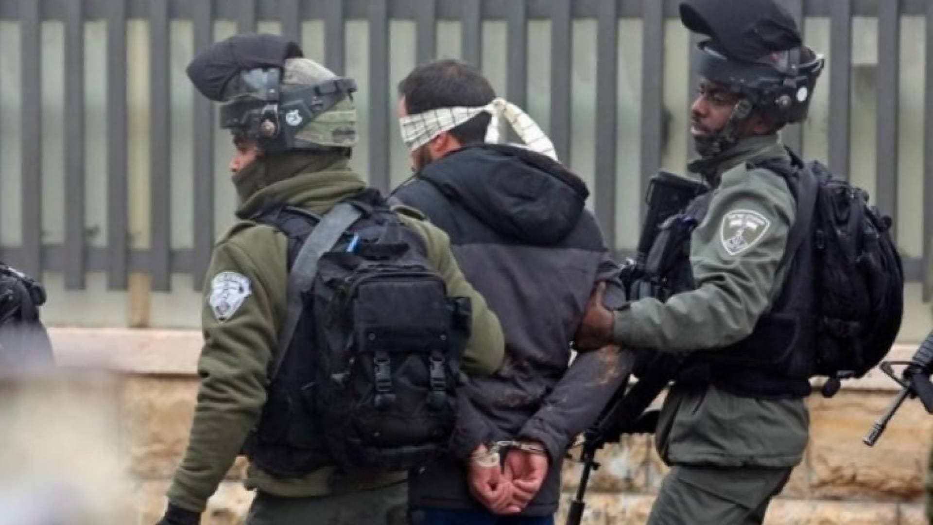 الاحتلال يعتقل فلسطينيين في نابلس