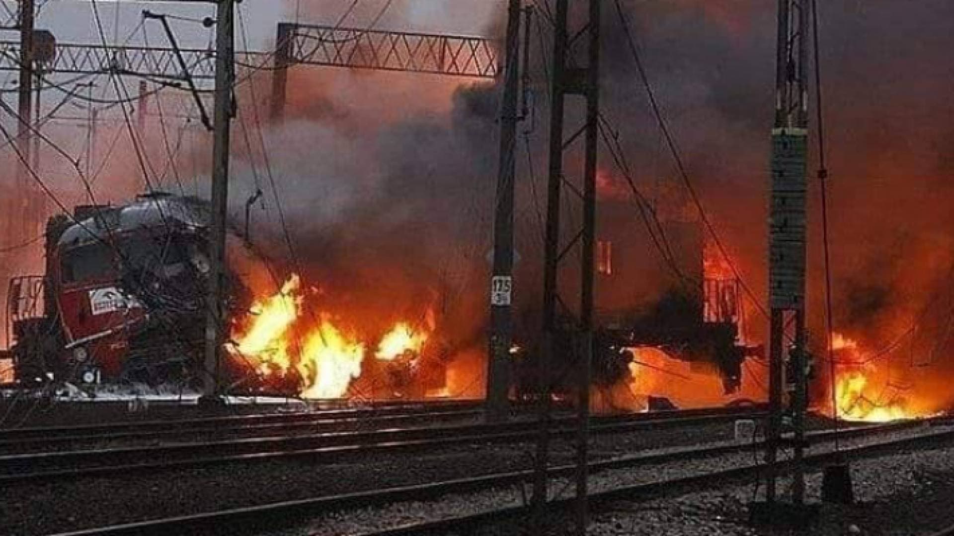 صورة لقطار بيلاروسي دمرته طائرات بيرقدار التركية المستخدمة في روسيا.. ما الحكاية؟