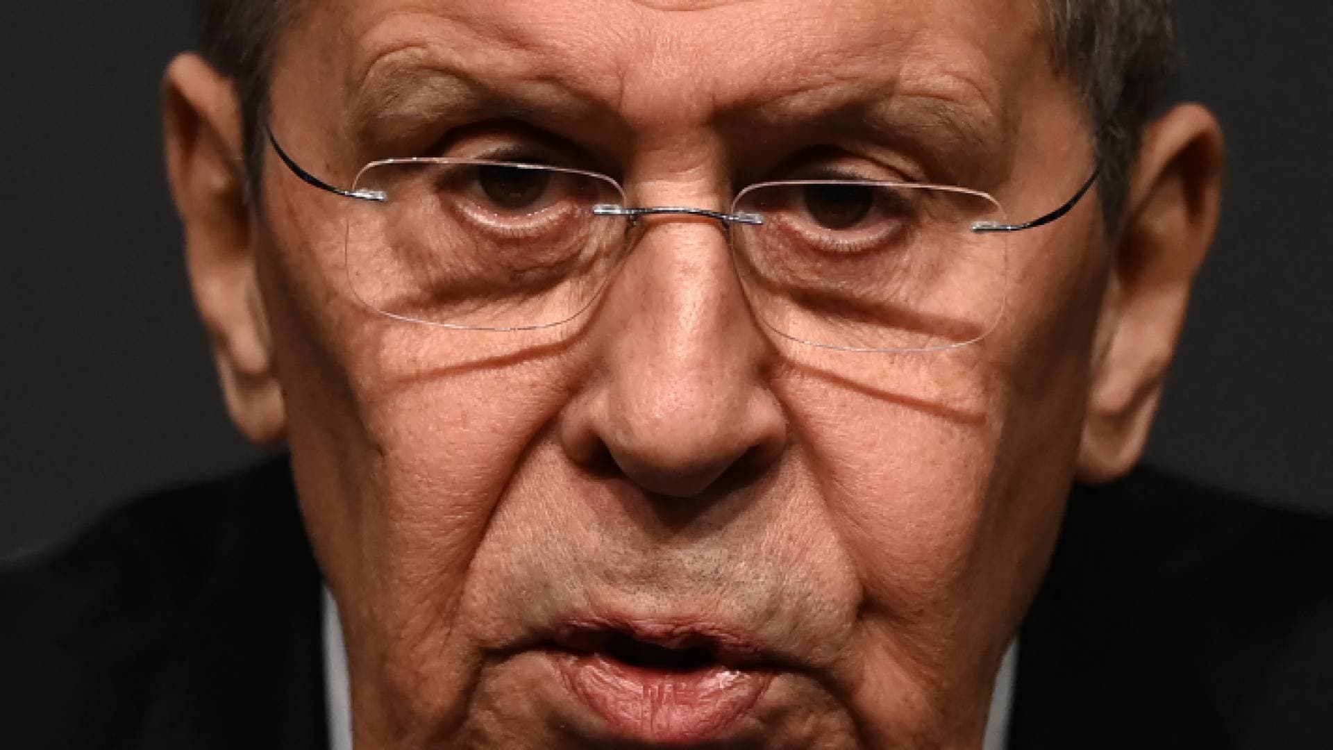 لافروف: روسيا تعتبر تسليم اوكرانيا شحنات أسلحة "أمرا خطيرا"
