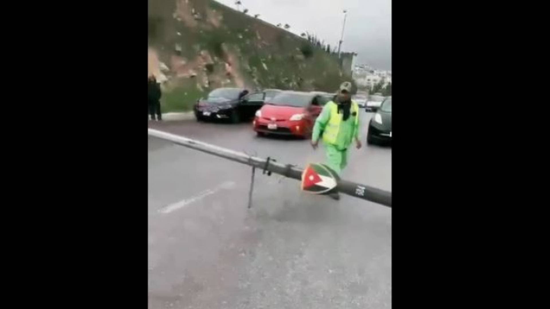 سقوط عامود يتسبب بإغلاق طريق المطار.. فيديو