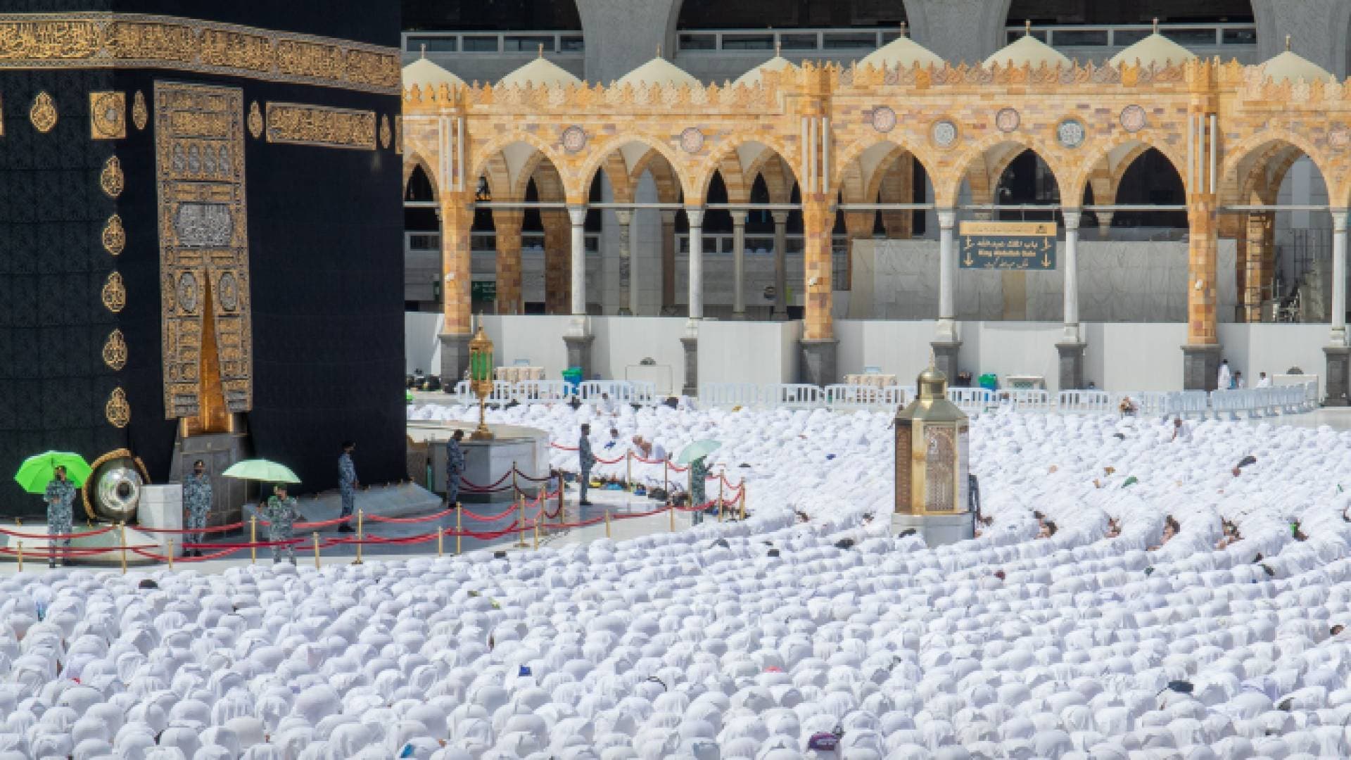 إقبال كبير في أول صلاة جمعة بالحرمين بعد رفع إجراءات التباعد - فيديو