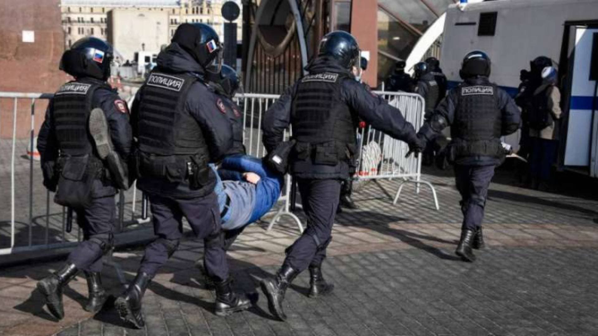 اعتقال أكثر من ٨٠٠ متظاهر في روسيا يرفضون العملية العسكرية الروسية في أوكرانيا