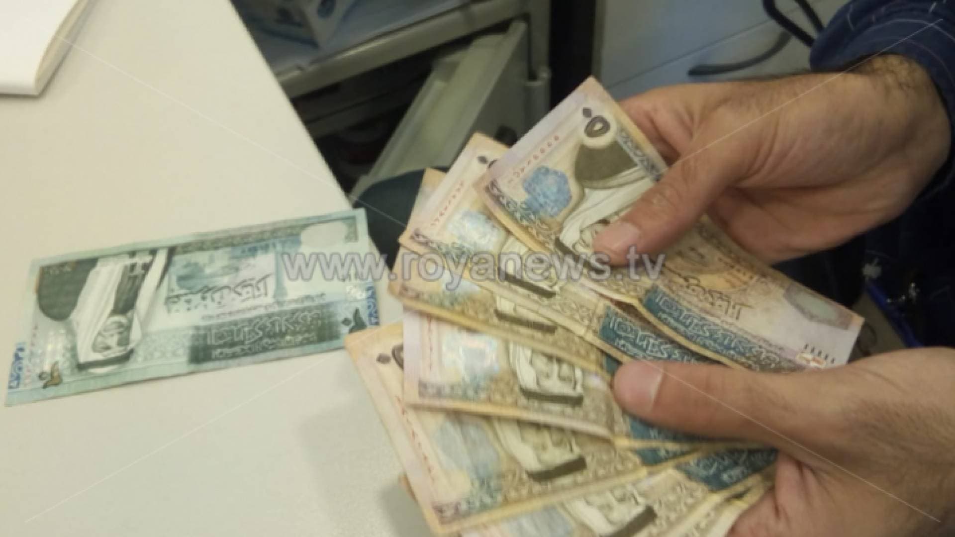 مطالبة بتأجيل أقساط البنوك لإنعاش السوق المحلي