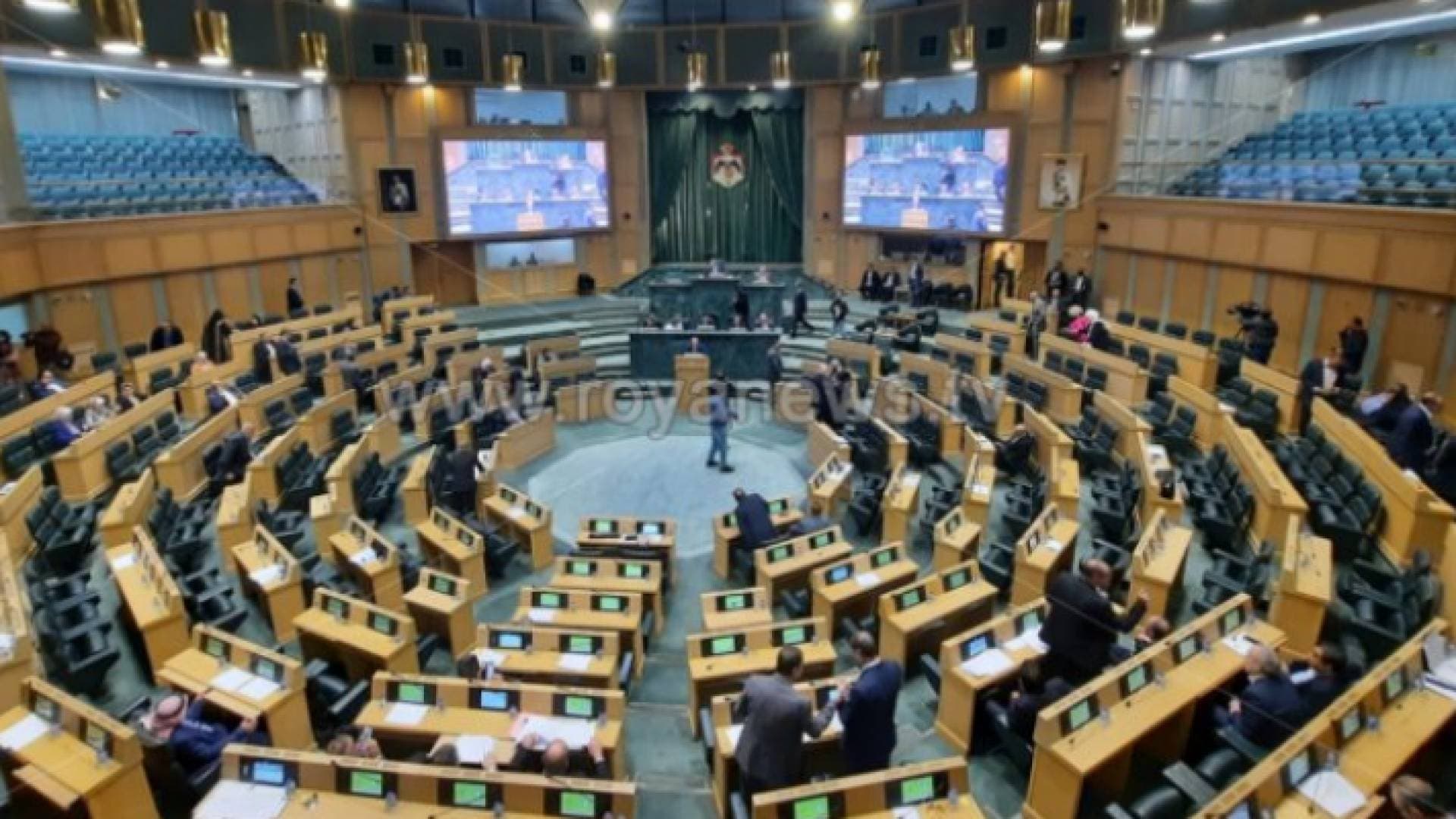 مطالبات نيابية بتأجيل القروض البنكية خلال رمضان - فيديو