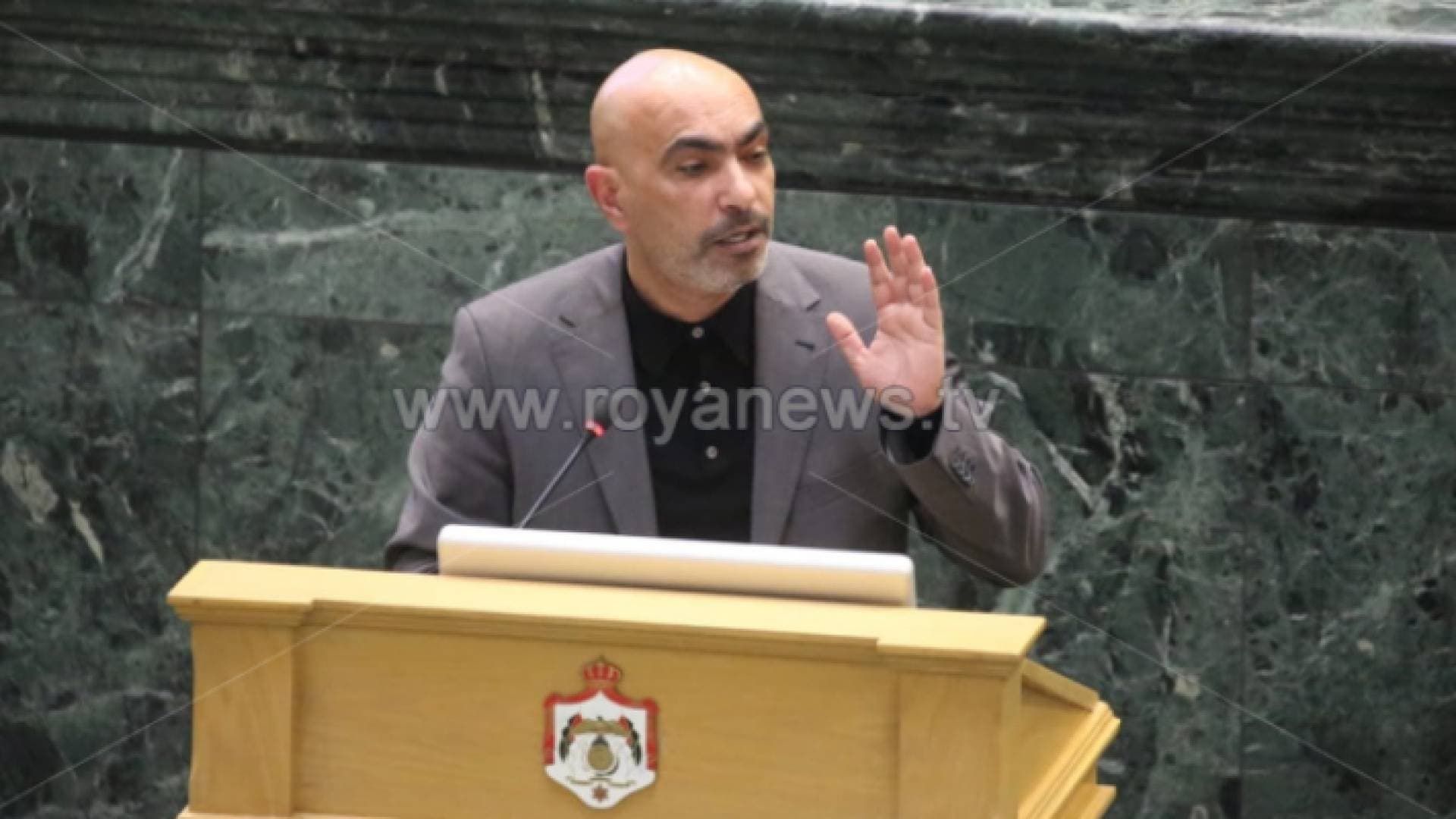 النائب الحراسيس لمسؤول: خيار وفقوس عندك بالبيت