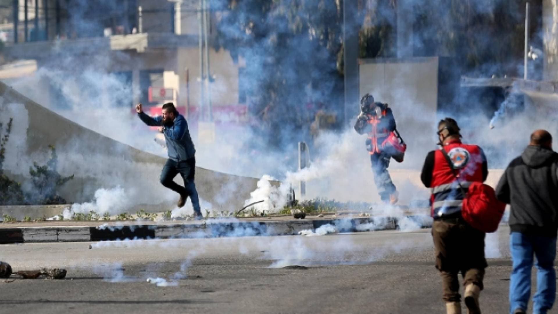 الاحتلال يعتقل ٨ فلسطينيين ويصيب العشرات بالغاز
