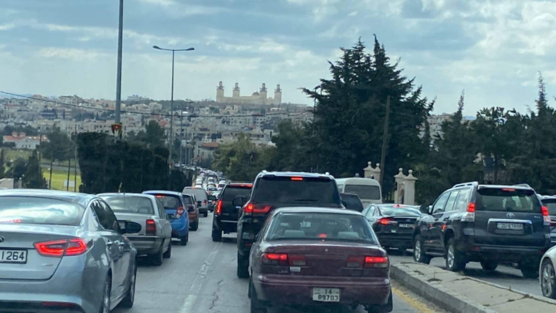 تأخير الدوام يتسبب بأزمات مرورية في عمان - بث مباشر
