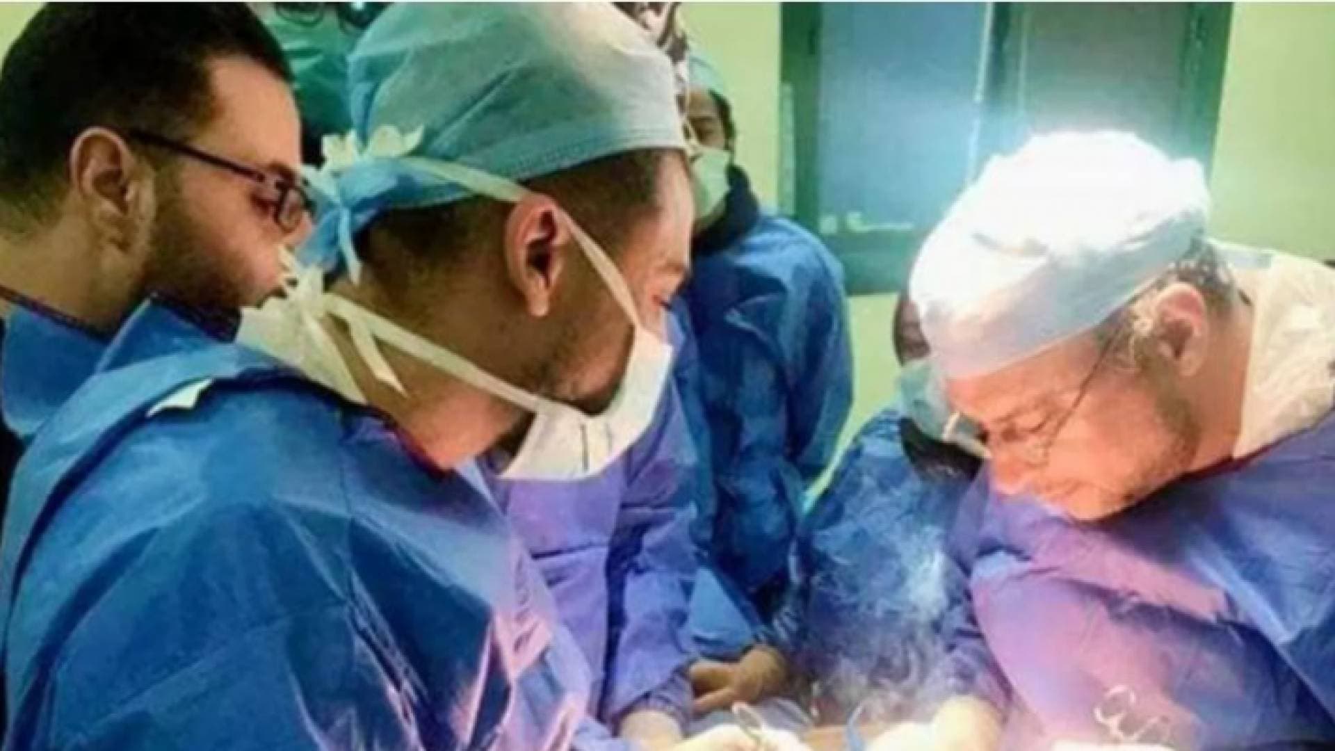 مصر.. استخراج هاتف محمول من معدة شاب