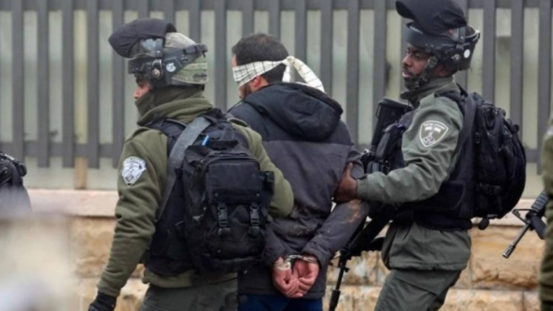 الاحتلال يعتقل مقدسيين عقب الاعتداء عليهما