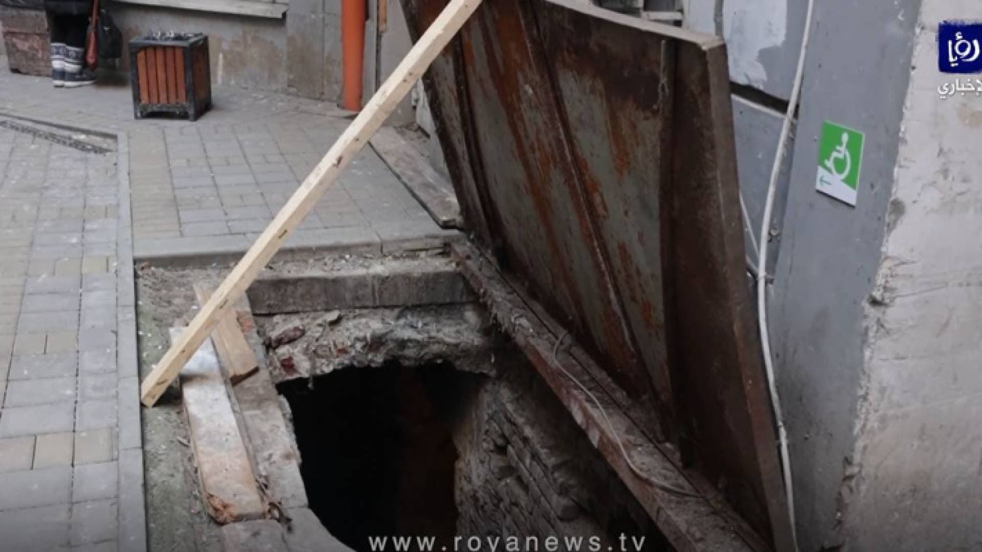 سكان مدينة لفوف في أوكرانيا يختبؤون في ملاجئ داخل الأقبية خوفا من الغارات الجوية - فيديو