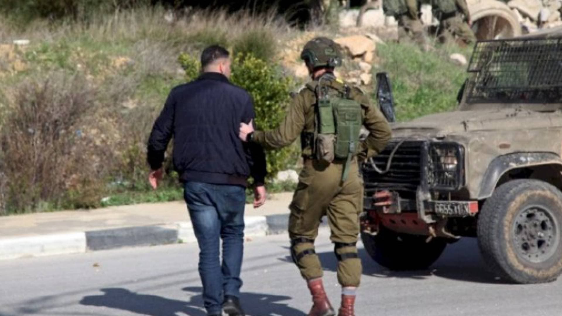 الاحتلال يعتقل فلسطينيا ويستولي على مركبة في الخليل