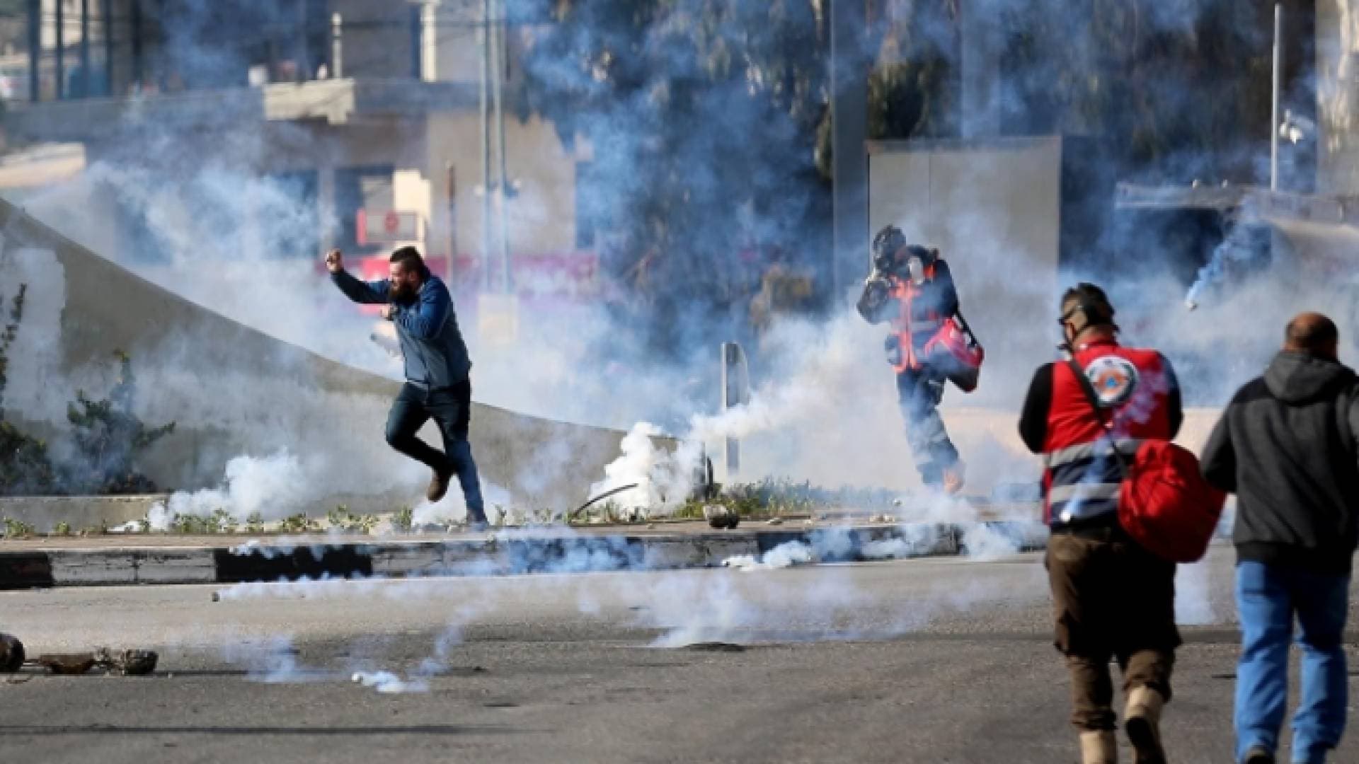 ٥٤ إصابة خلال مواجهات مع الاحتلال في مخيم قلنديا بالقدس