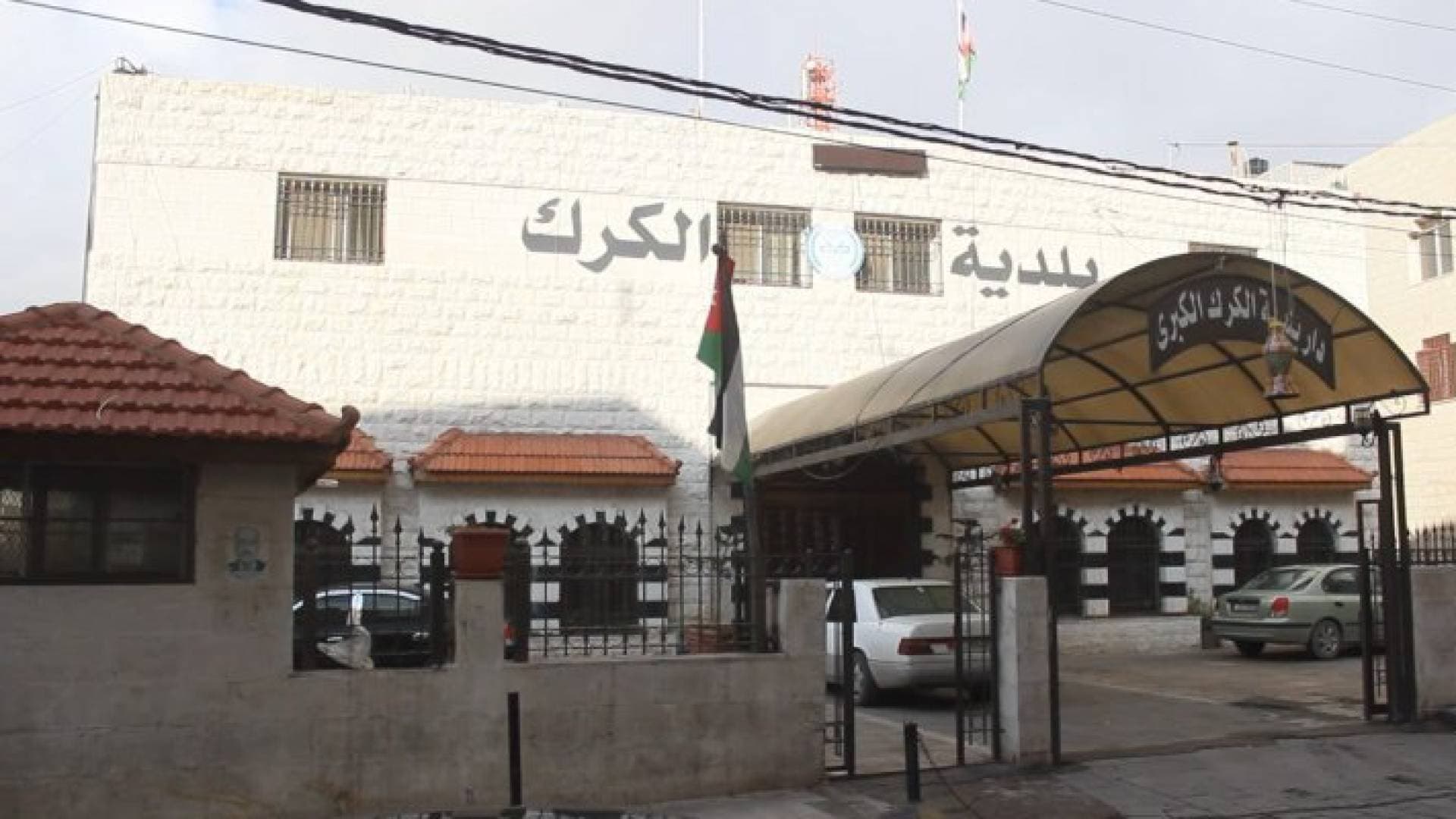 مراسل رؤيا: الأمن يغلق مركز فرز مدينة الكرك بسبب أحداث شغب ويطوق بلدية الكرك احترازيا