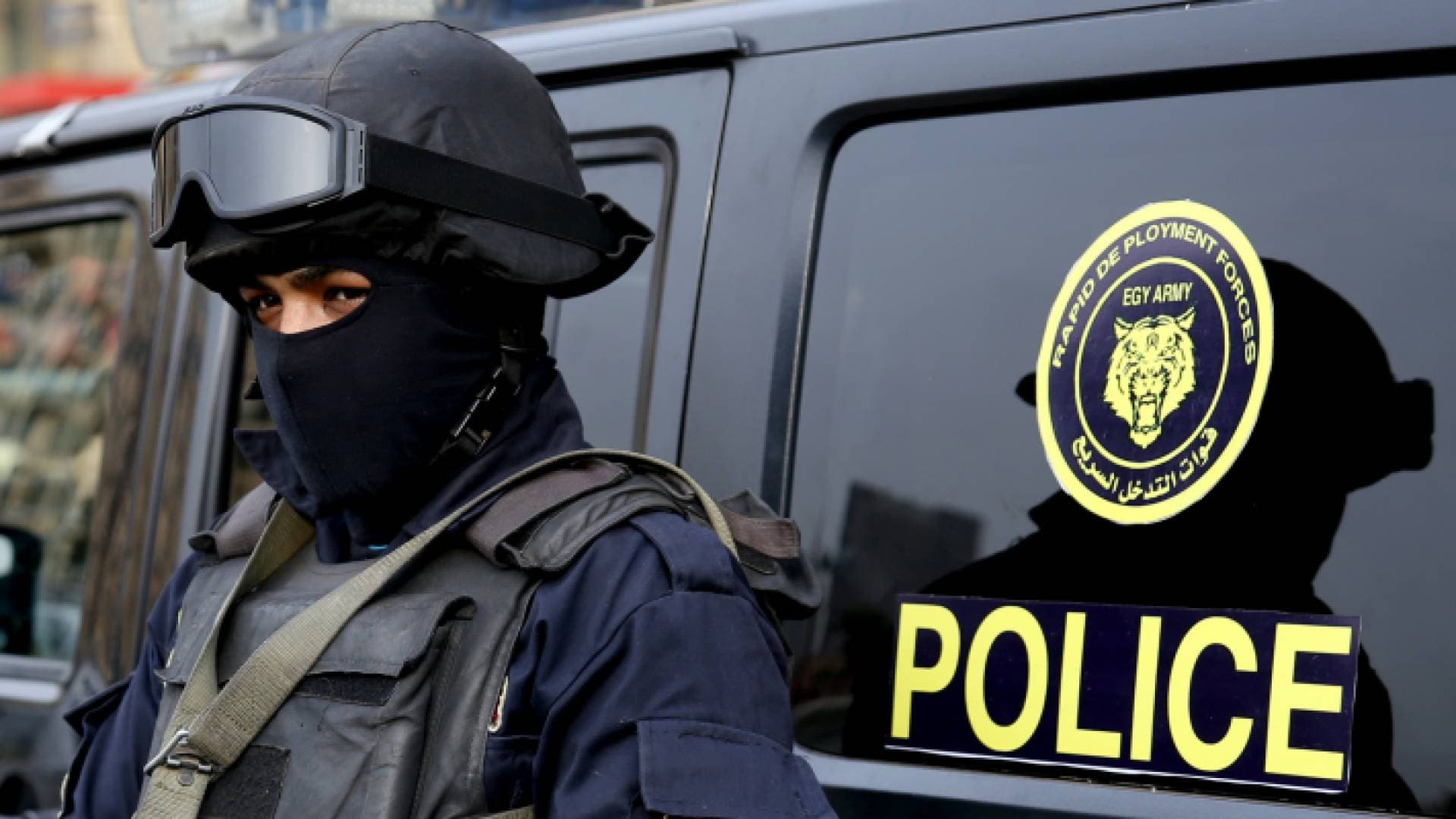 جريمة مروعة تهز مصر .. يفصل رأس والدته عن جسدها
