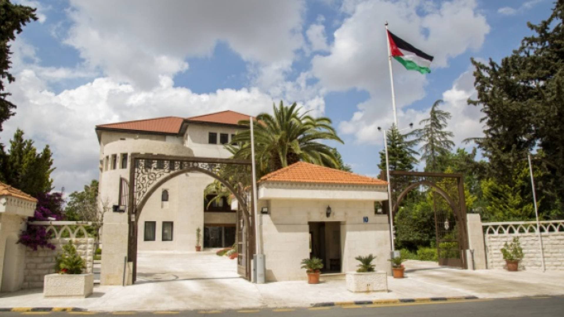 الحكومة تحدد ساعات الدوام للقطاع العام في رمضان