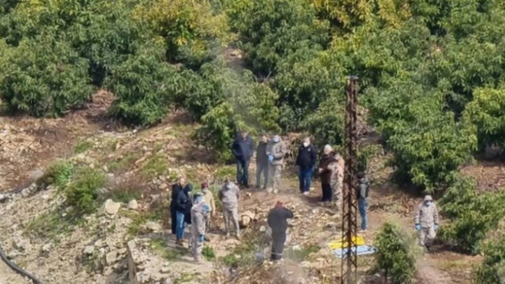 لبنان تبكي الجريمة النكراء.. الأب المكلوم يحتضن "نعش" بناته - صورة