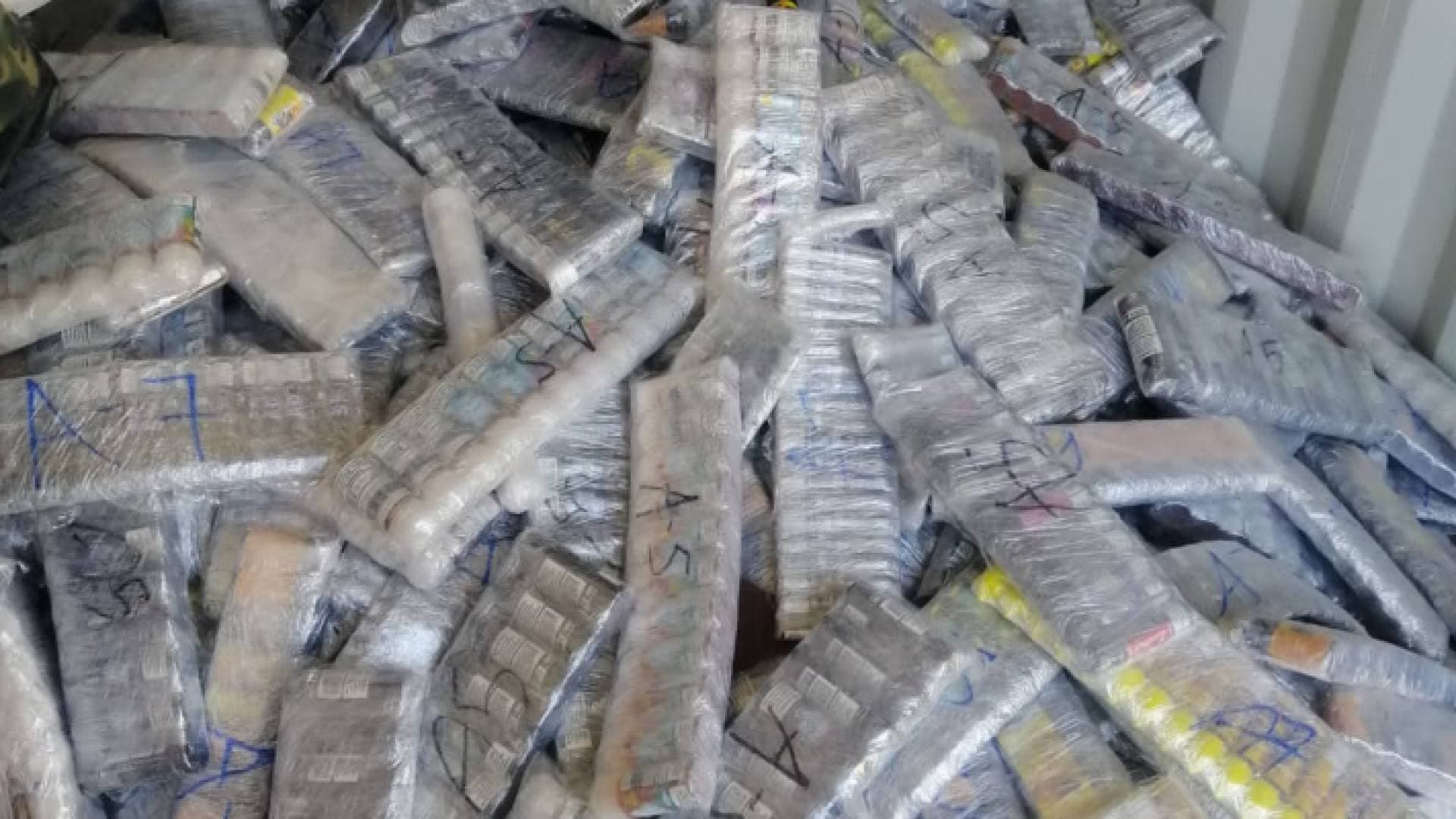 الجمارك تحبط تهريب نكهات سجائر إلكترونية وأجهزة كشف المعادن