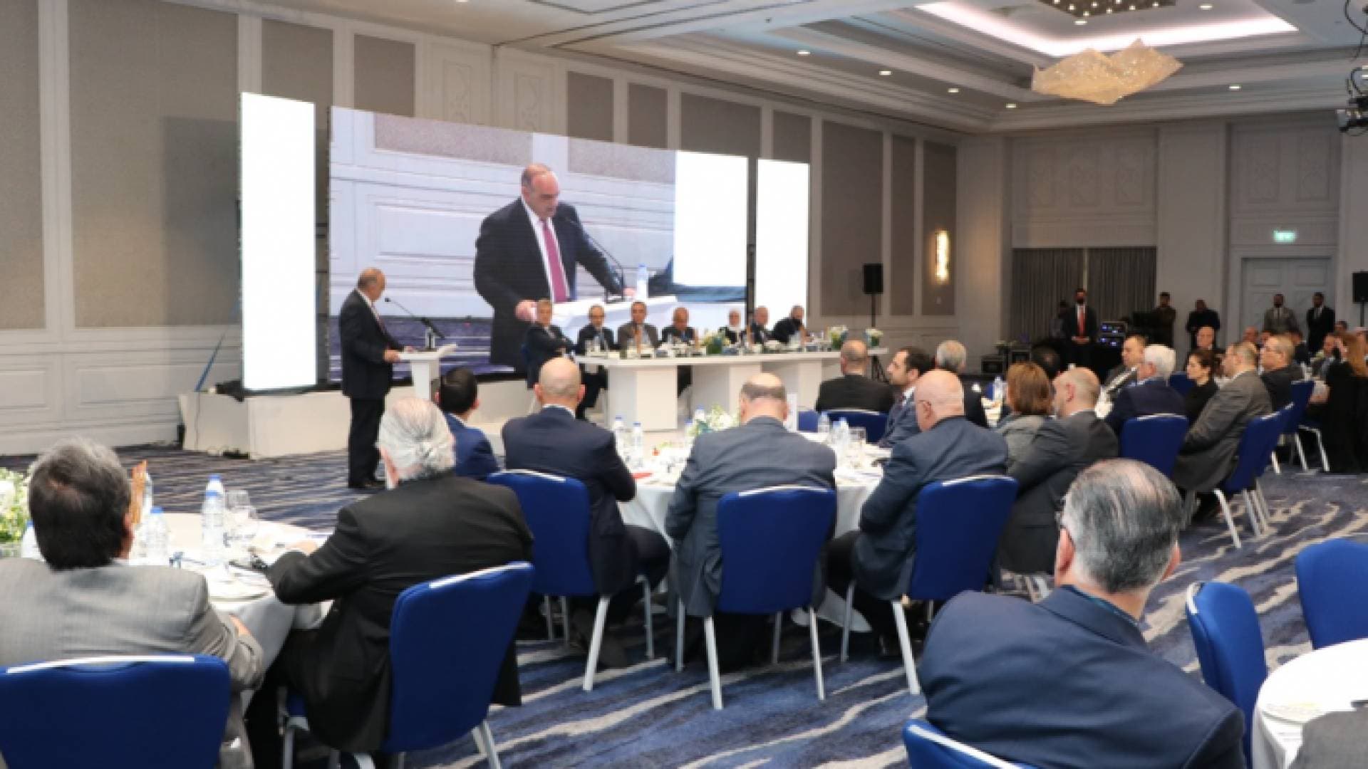 الخصاونة: الحكومة تحملت ١٦٢ مليون دينار لتثبيت أسعار المحروقات