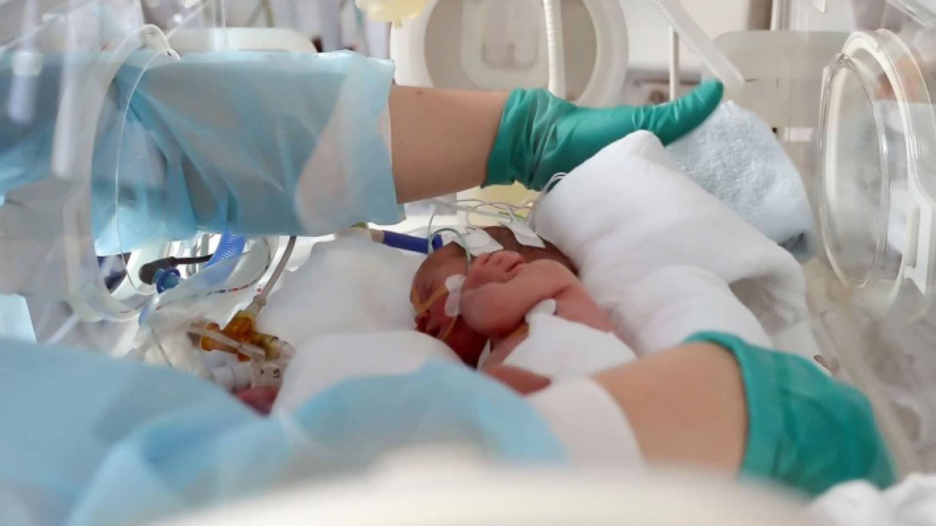 أمريكا.. سيدة تحاول قتل رضيعتها بمزاعم أنها "شيطانة"