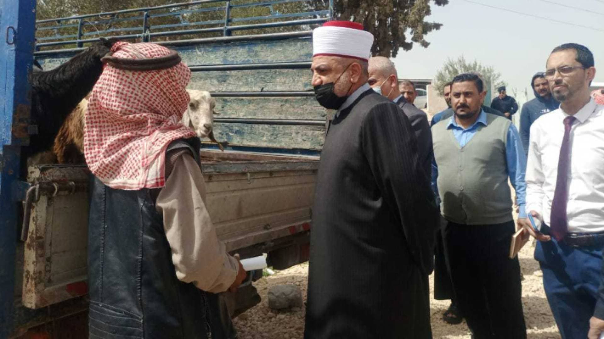 وزير الأوقاف يسلم وحدة سكنية ومساعدات عينية لأسر في المفرق