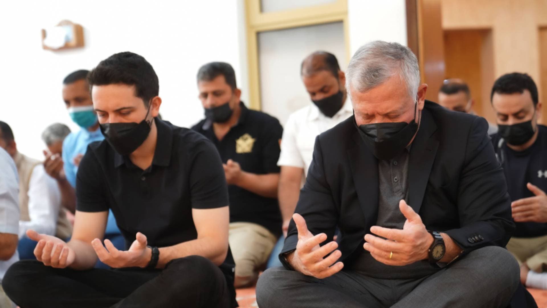 الملك وولي العهد يؤديان صلاة الجمعة في العقبة - فيديو وصور