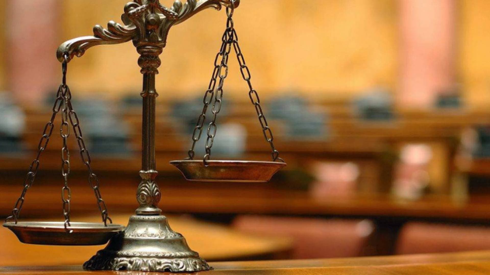 بتهم الاحتيال واستثمار الوظيفة.. "صلح عمان" تقرر حبس موظفين حكوميين
