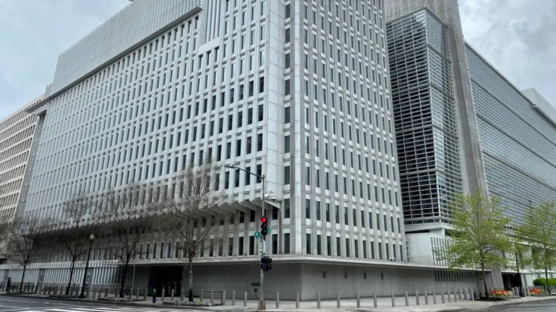 "البنك الدولي" يحذر من أزمات في الدول الأفقر في الشرق الأوسط