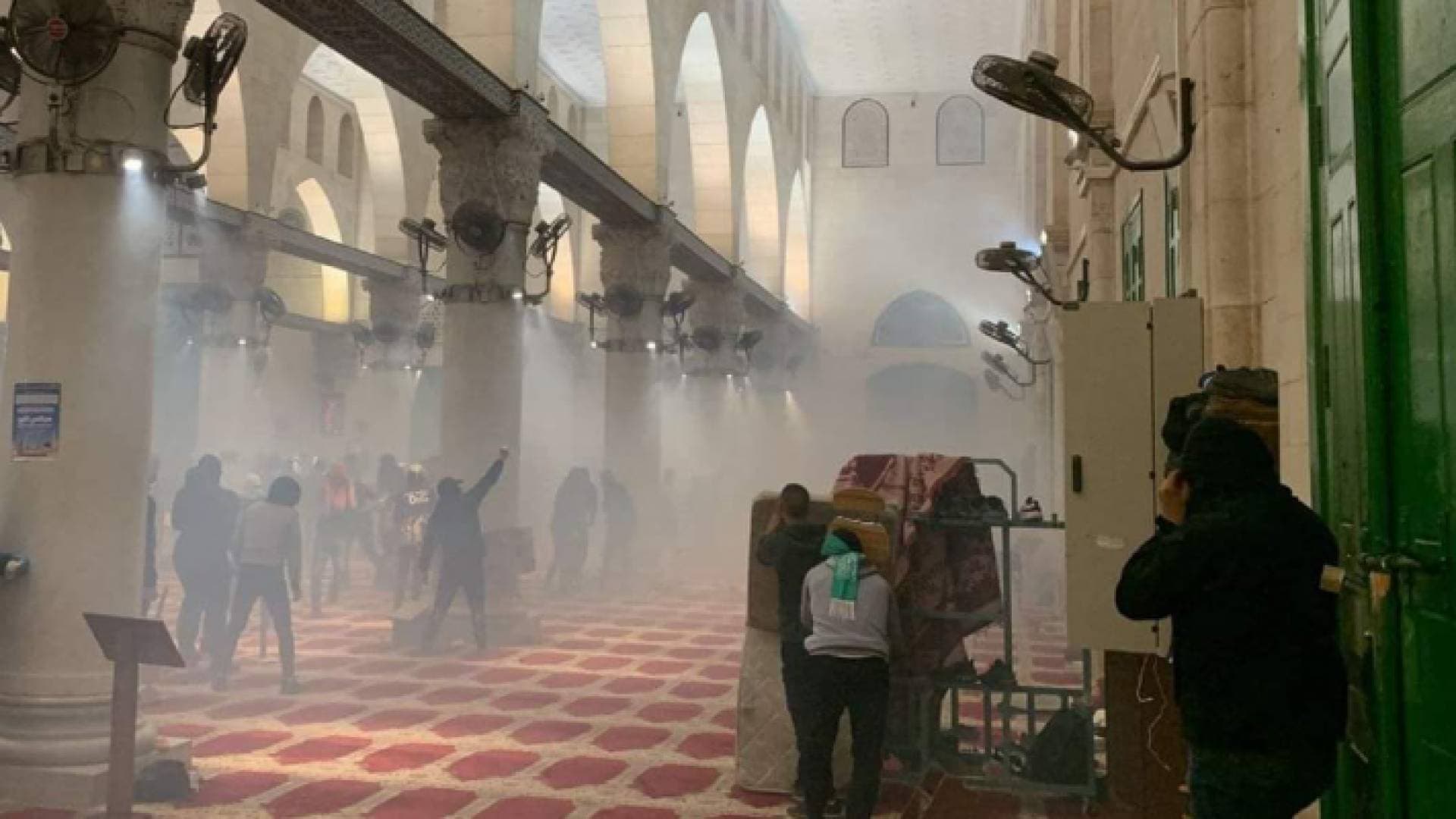 عشرات الإصابات باعتداء الاحتلال على الفلسطينيين في المسجد الأقصى - فيديو وصور