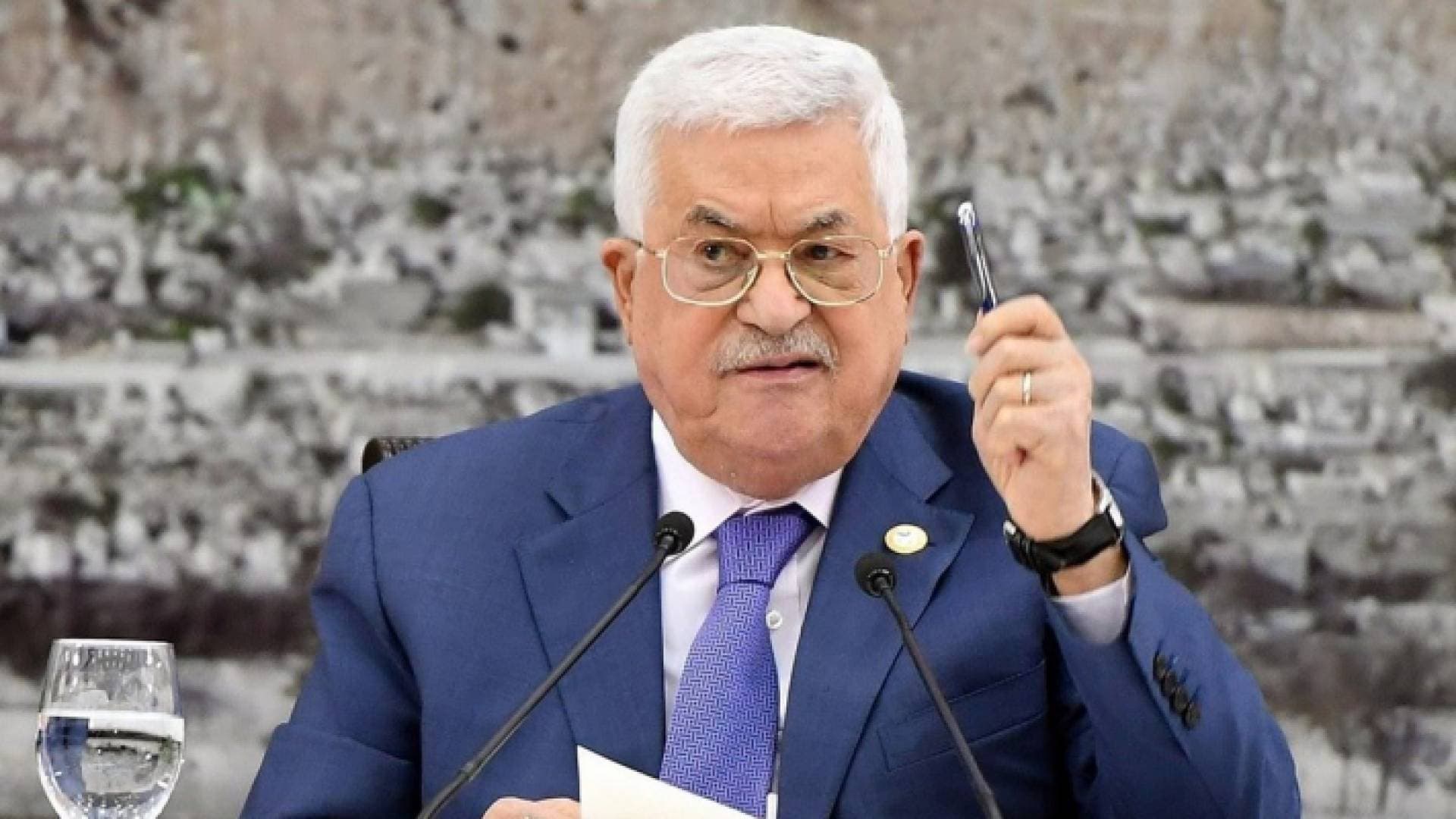 عباس يبعث برسائل ويجري اتصالات لوقف تصعيد الاحتلال
