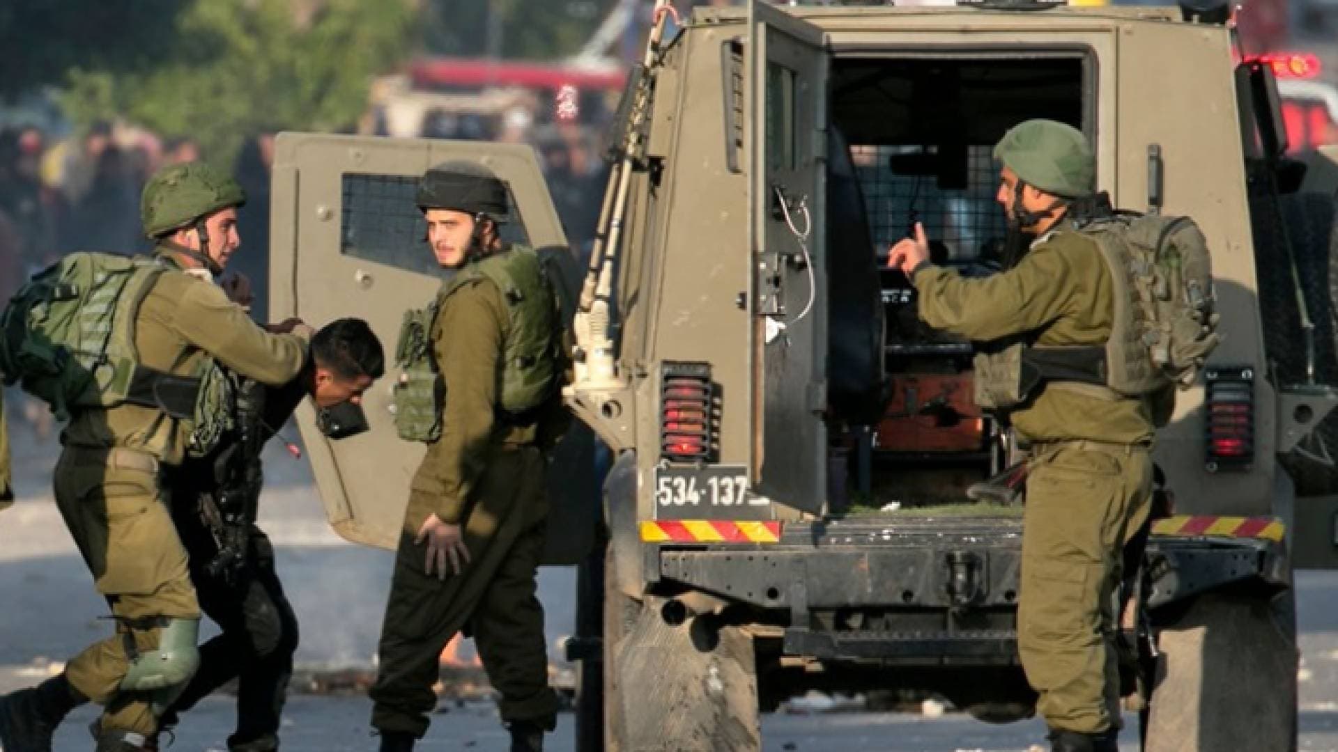 الاحتلال يعتقل ١٢ فلسطينيا من القدس