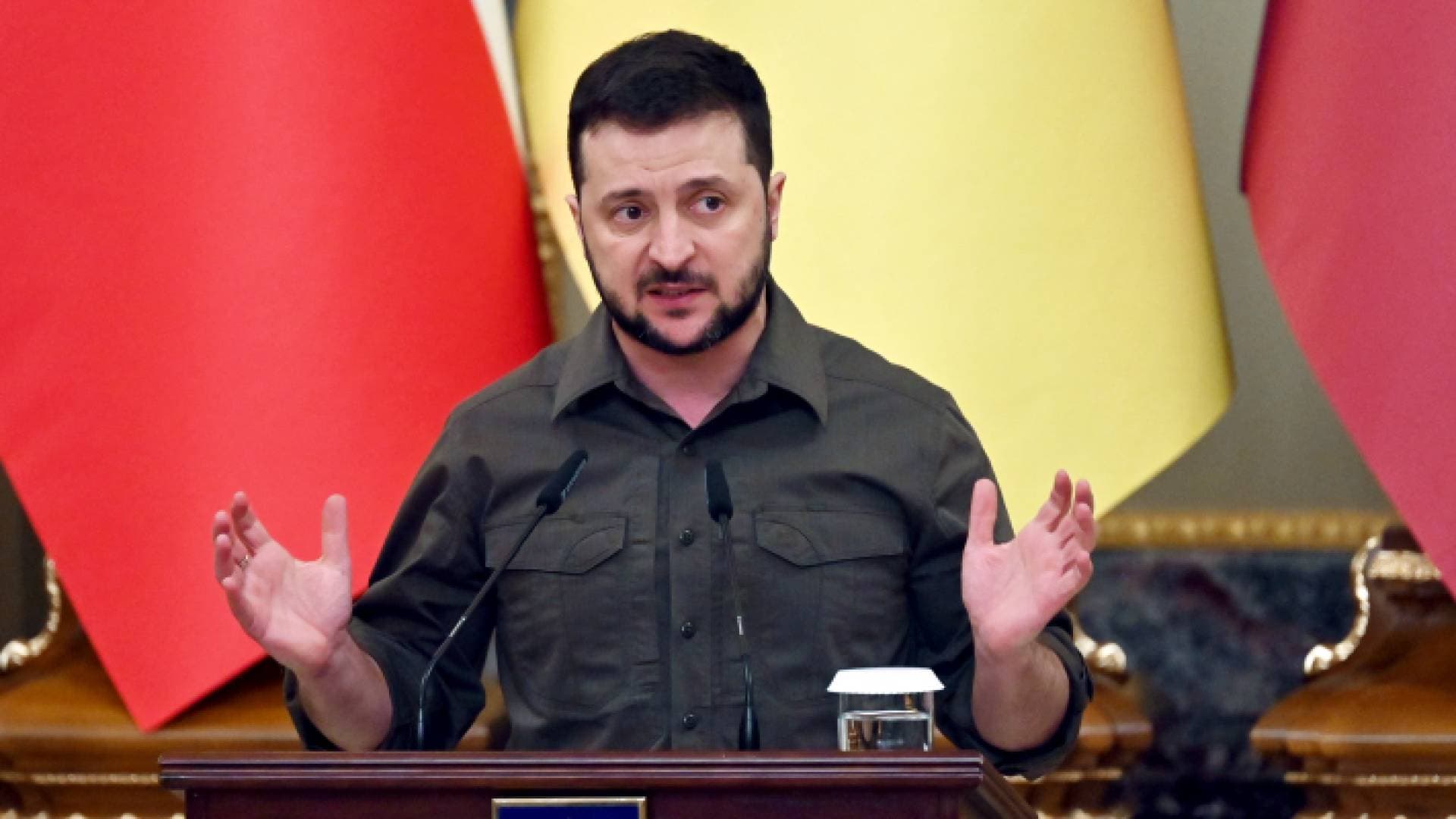زيلينسكي يدعو ماكرون إلى أوكرانيا للتأكد من "الإبادة الجماعية"