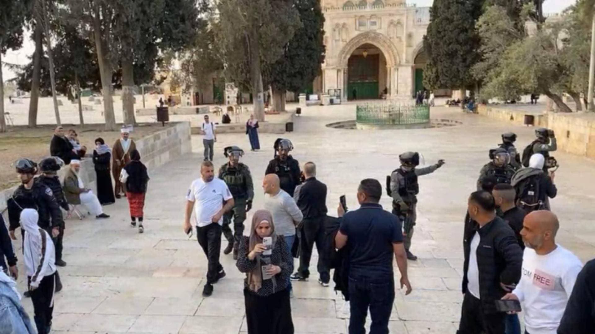 قوات الاحتلال الإسرائيلي تجبر المصلين على الخروج من المسجد الأقصى