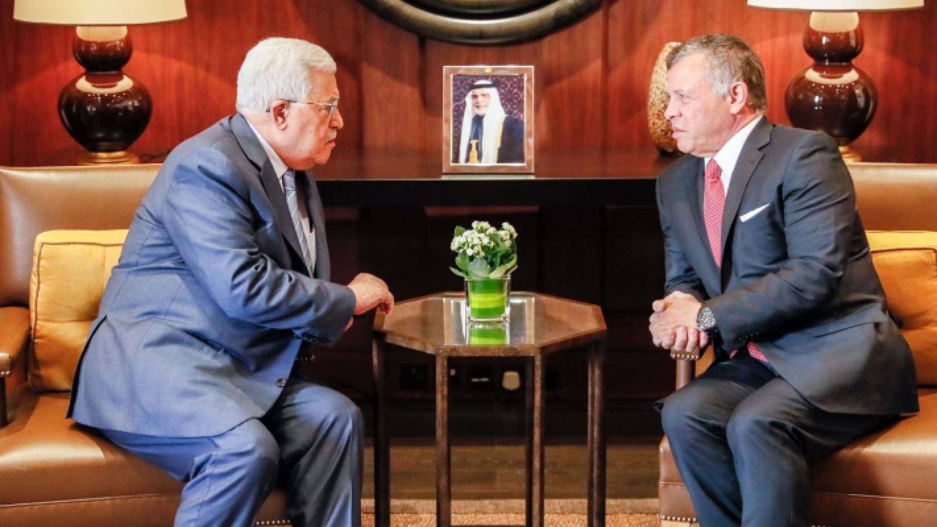الملك يبحث مع الرئيس الفلسطيني التصعيد في القدس